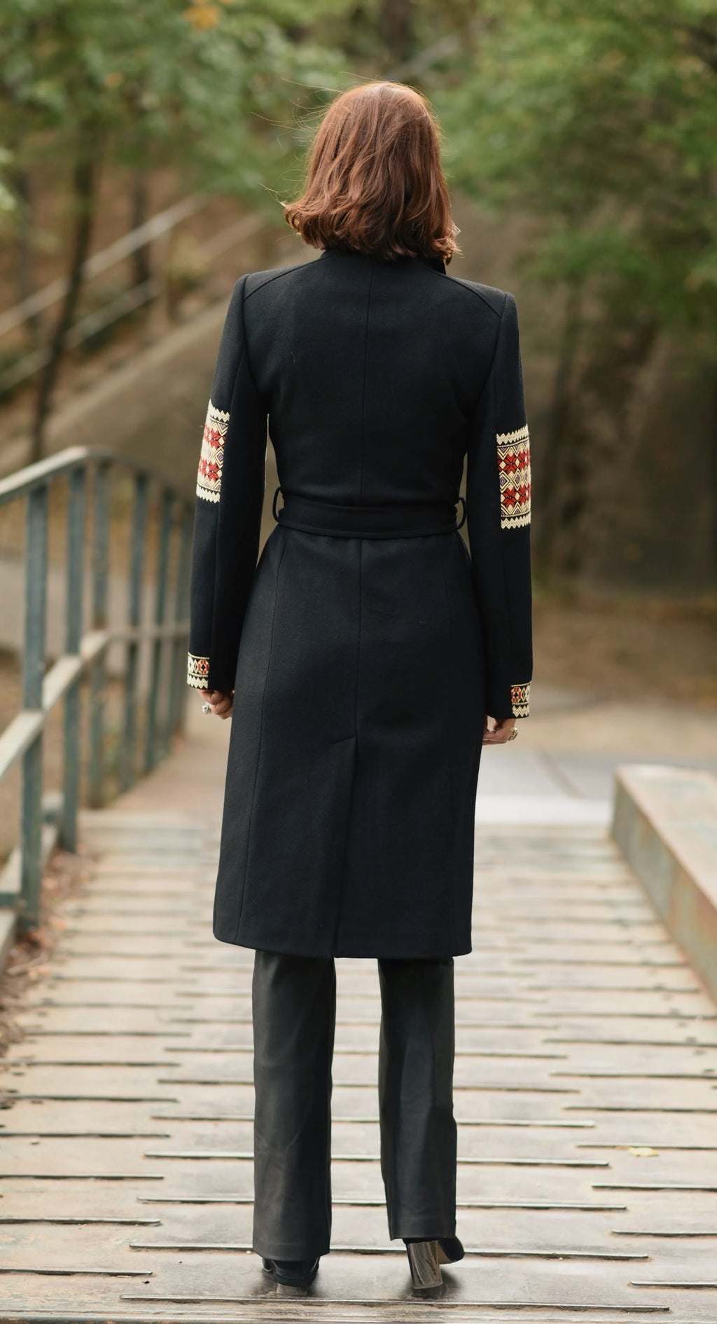 Palton Midi Negru cu Motive Traditionale