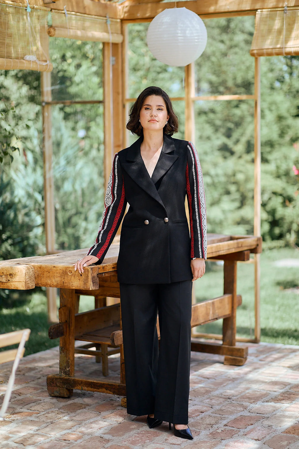 Jacheta neagra din lana cu jacquard etnic tesut