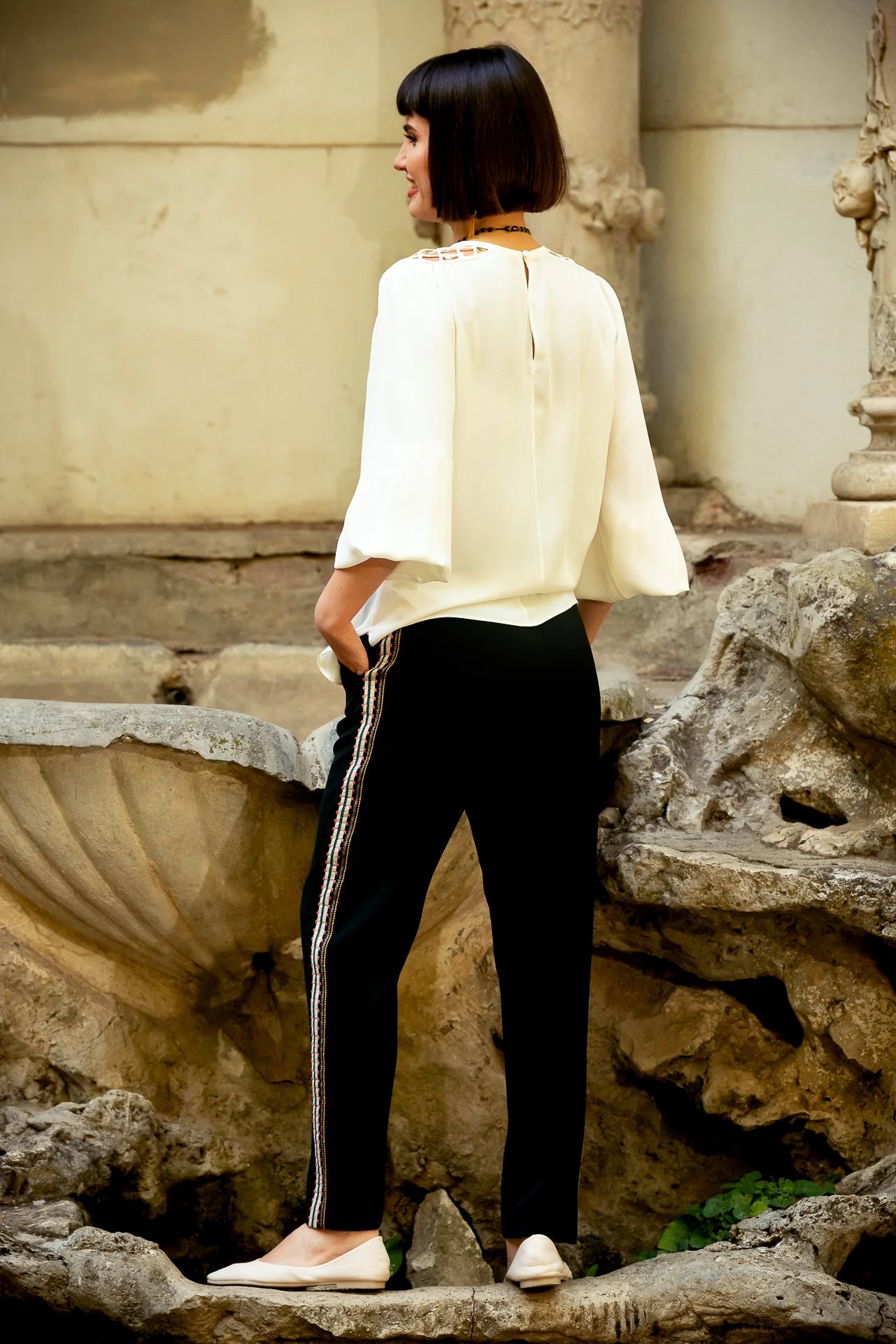 Pantaloni Conici din Stofa Neagra cu Banda Laterala din Jacquard Geometric