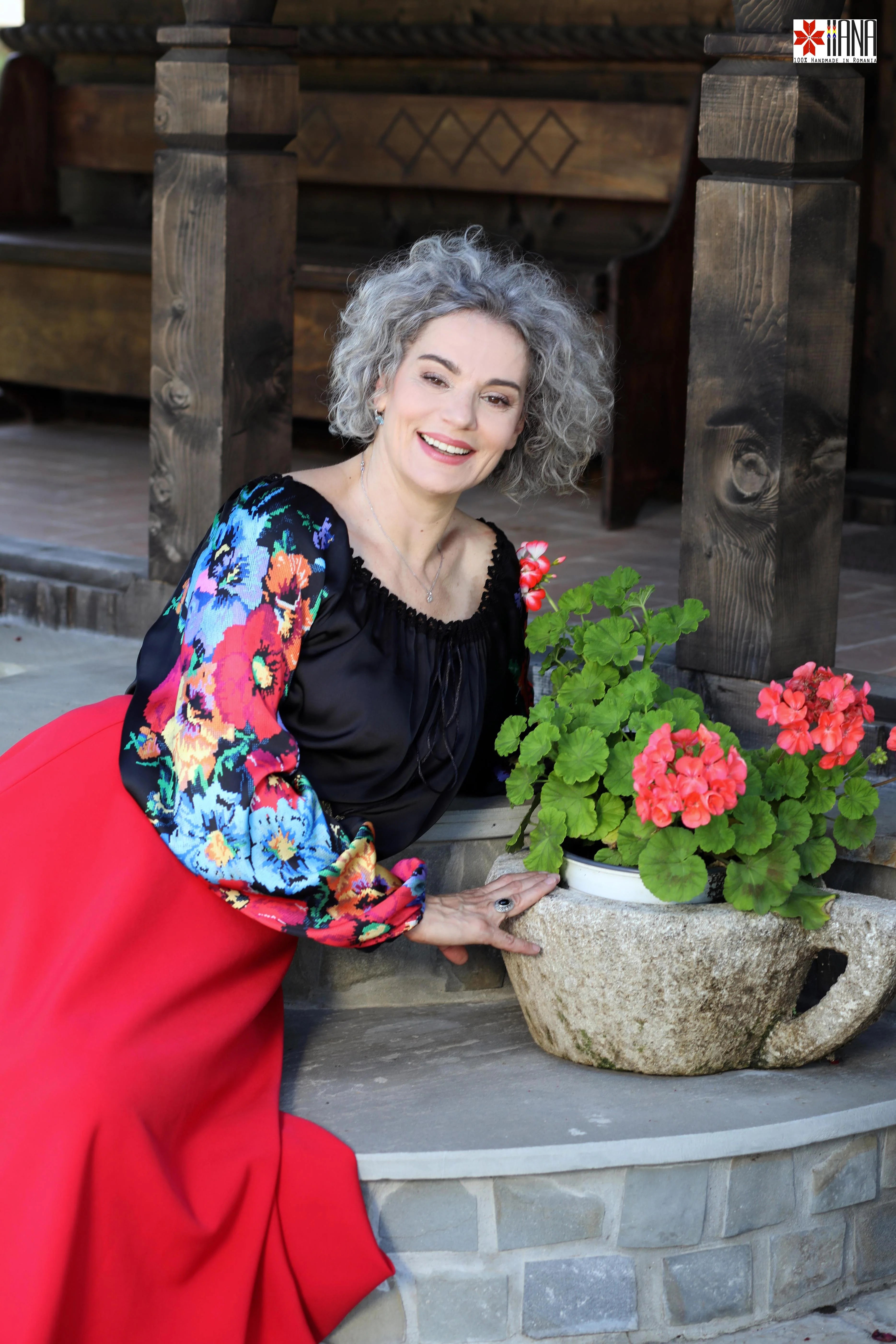 Bluza Ie Stilizata De Oras Cu Motive Florale Romanesti