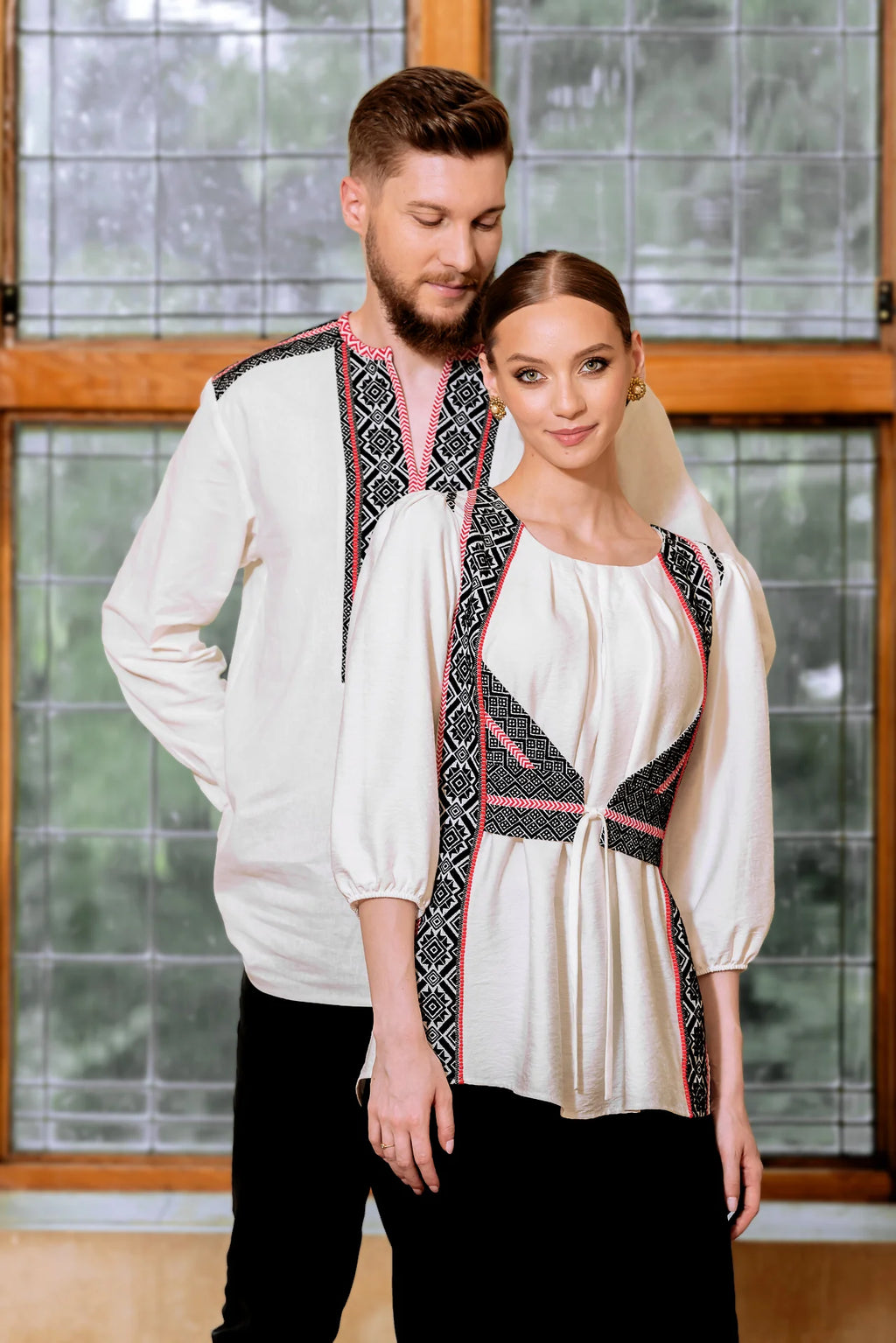 Bluza alba cu pieptar tesut negru