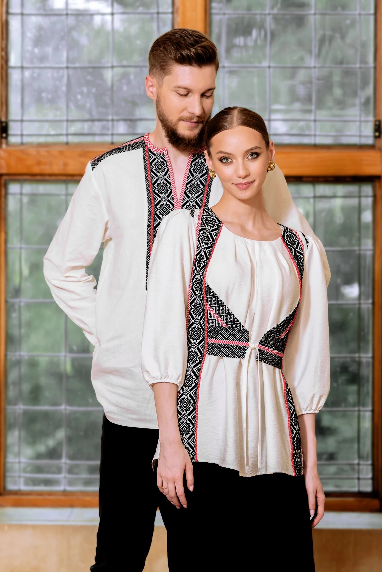 Bluza alba cu pieptar tesut negru