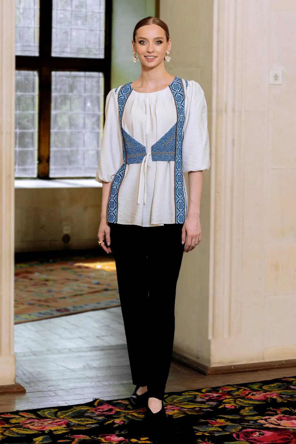 Bluza alba cu pieptar tesut albastru