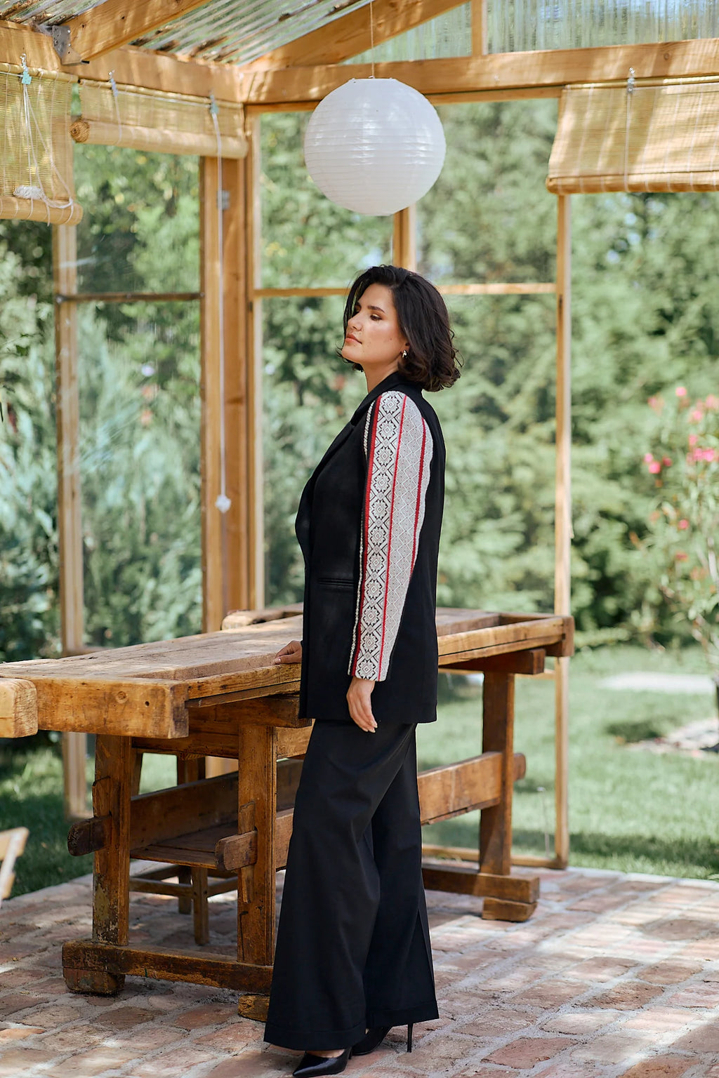 Jacheta neagra din lana cu jacquard etnic tesut