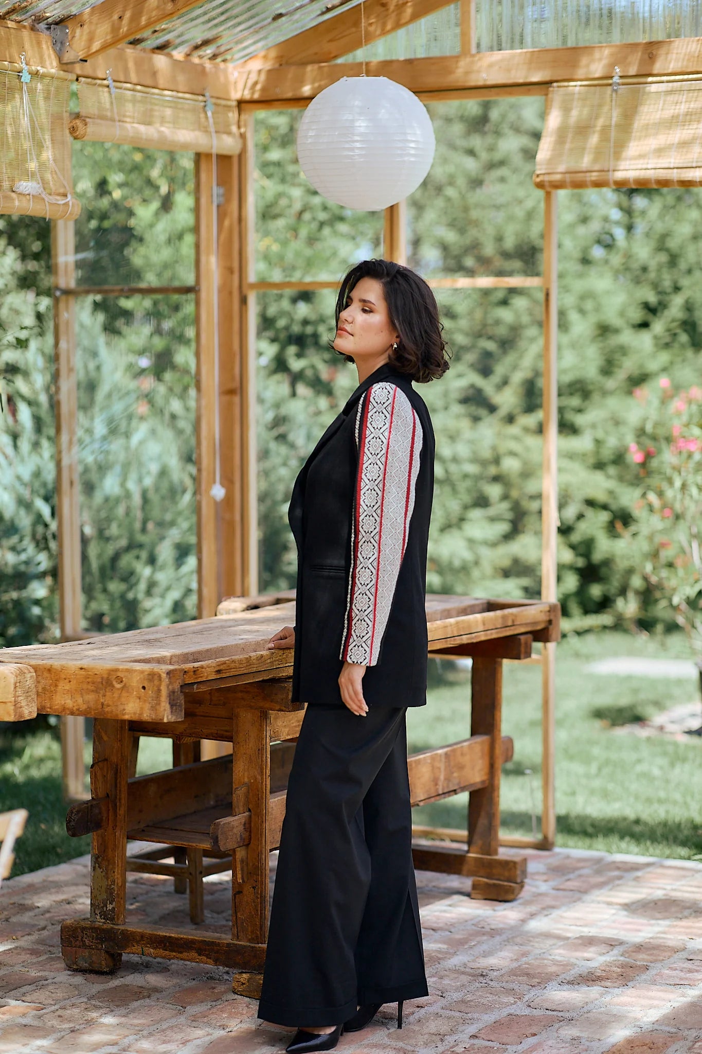 Jacheta neagra din lana cu jacquard etnic tesut