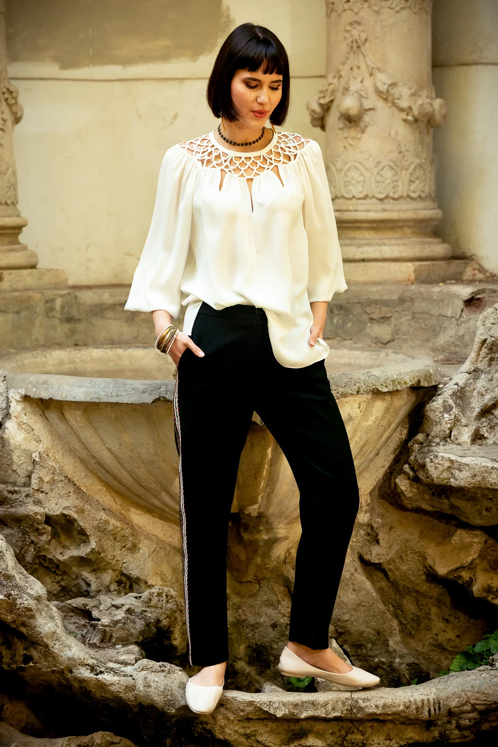 Pantaloni Conici din Stofa Neagra cu Banda Laterala din Jacquard Geometric