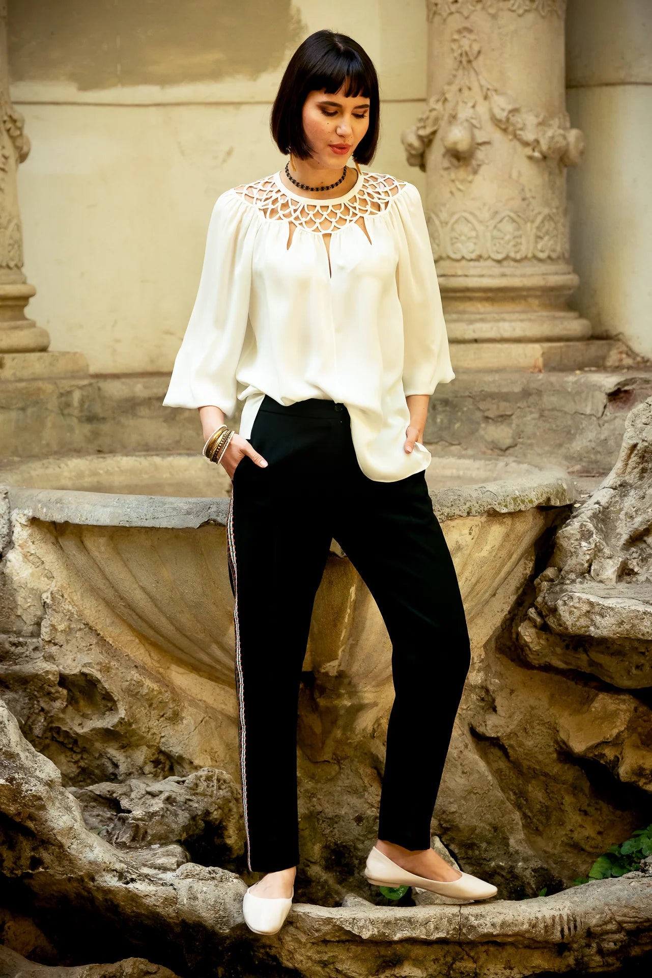 Pantaloni Conici din Stofa Neagra cu Banda Laterala din Jacquard Geometric