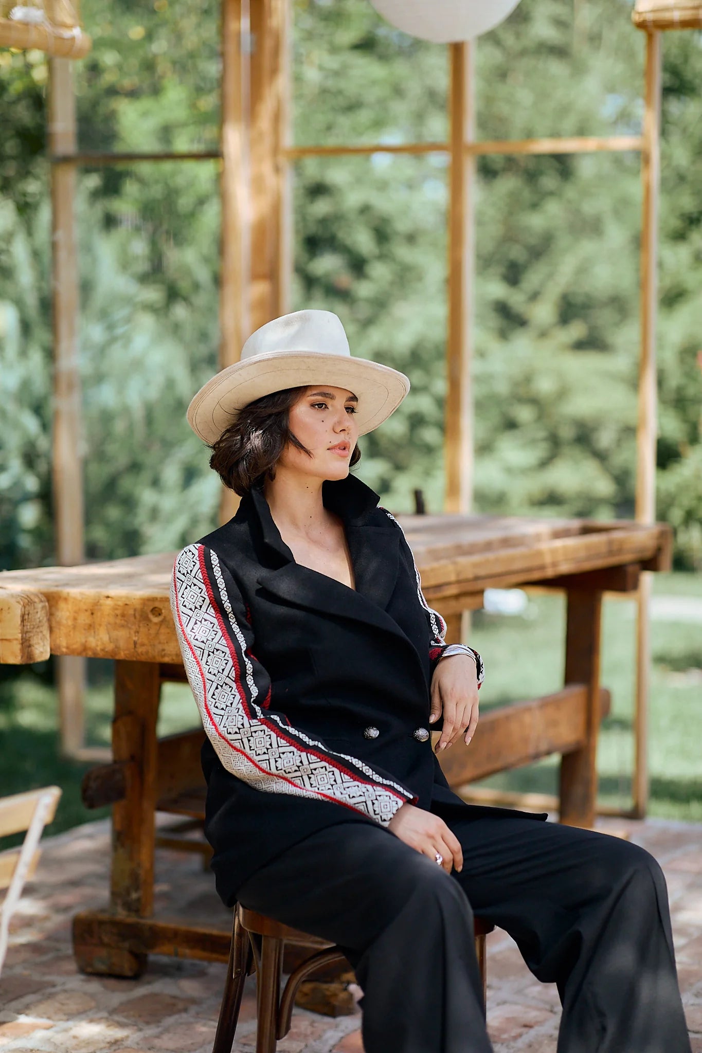 Jacheta neagra din lana cu jacquard etnic tesut