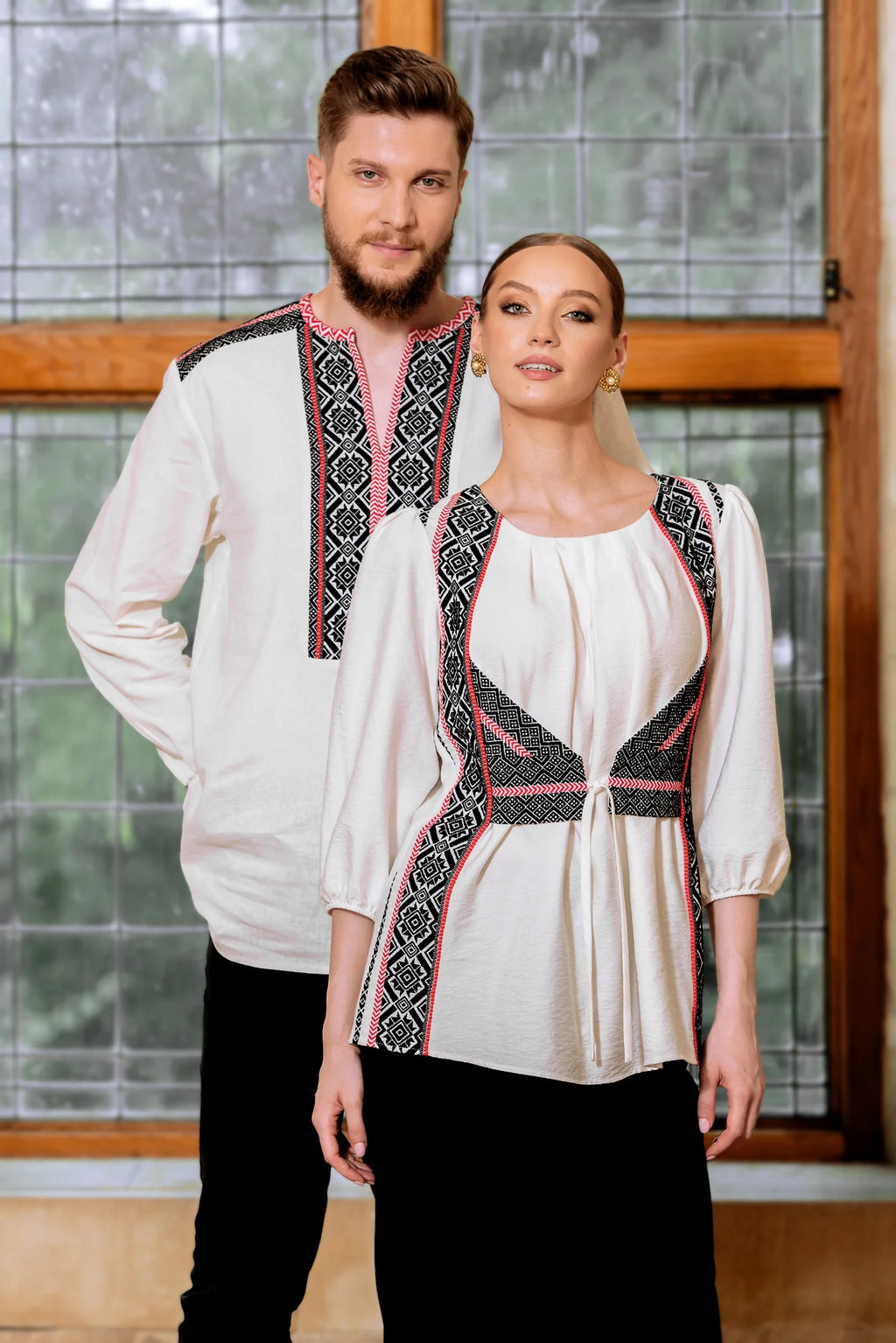 Bluza alba cu pieptar tesut negru