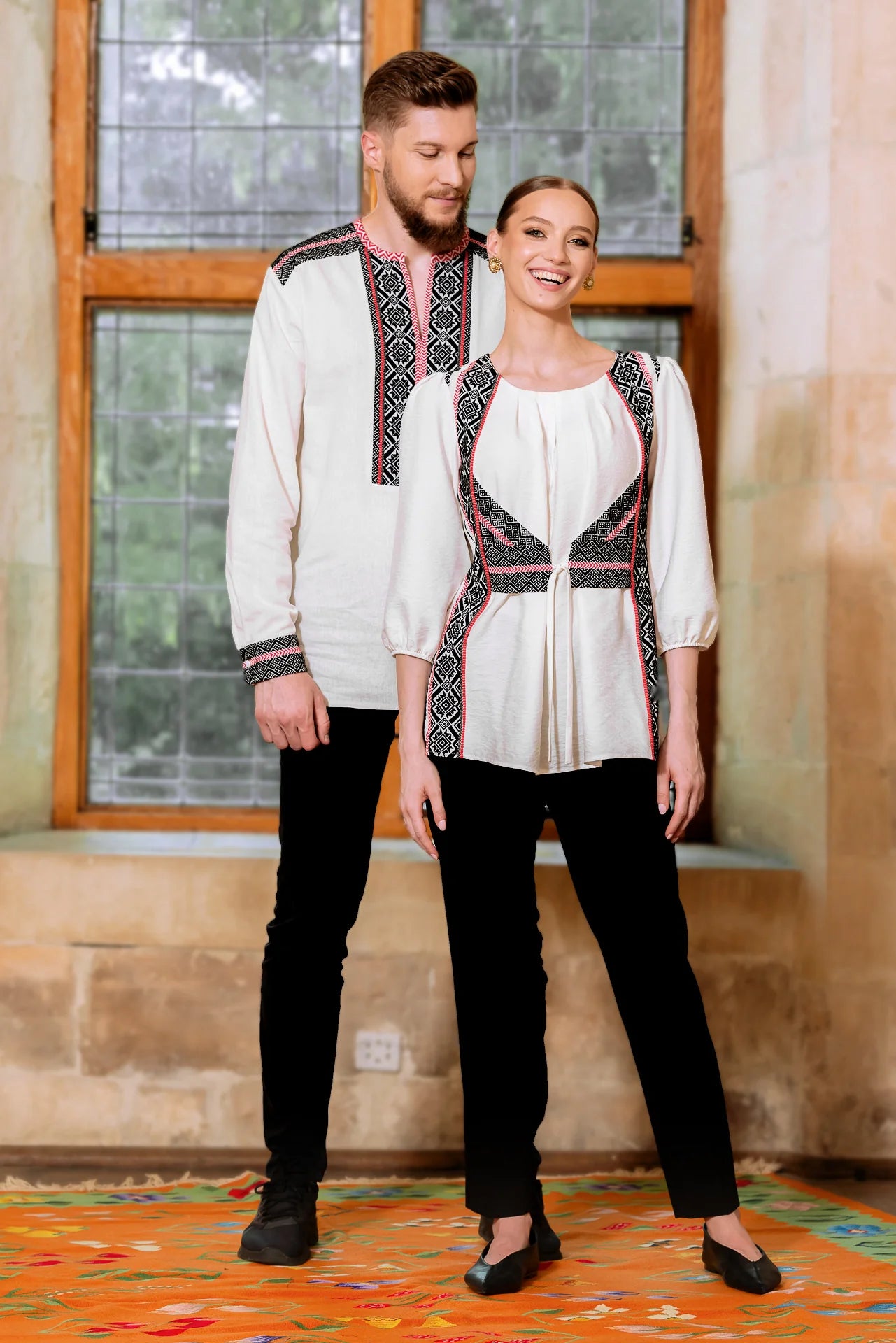 Bluza alba cu pieptar tesut negru