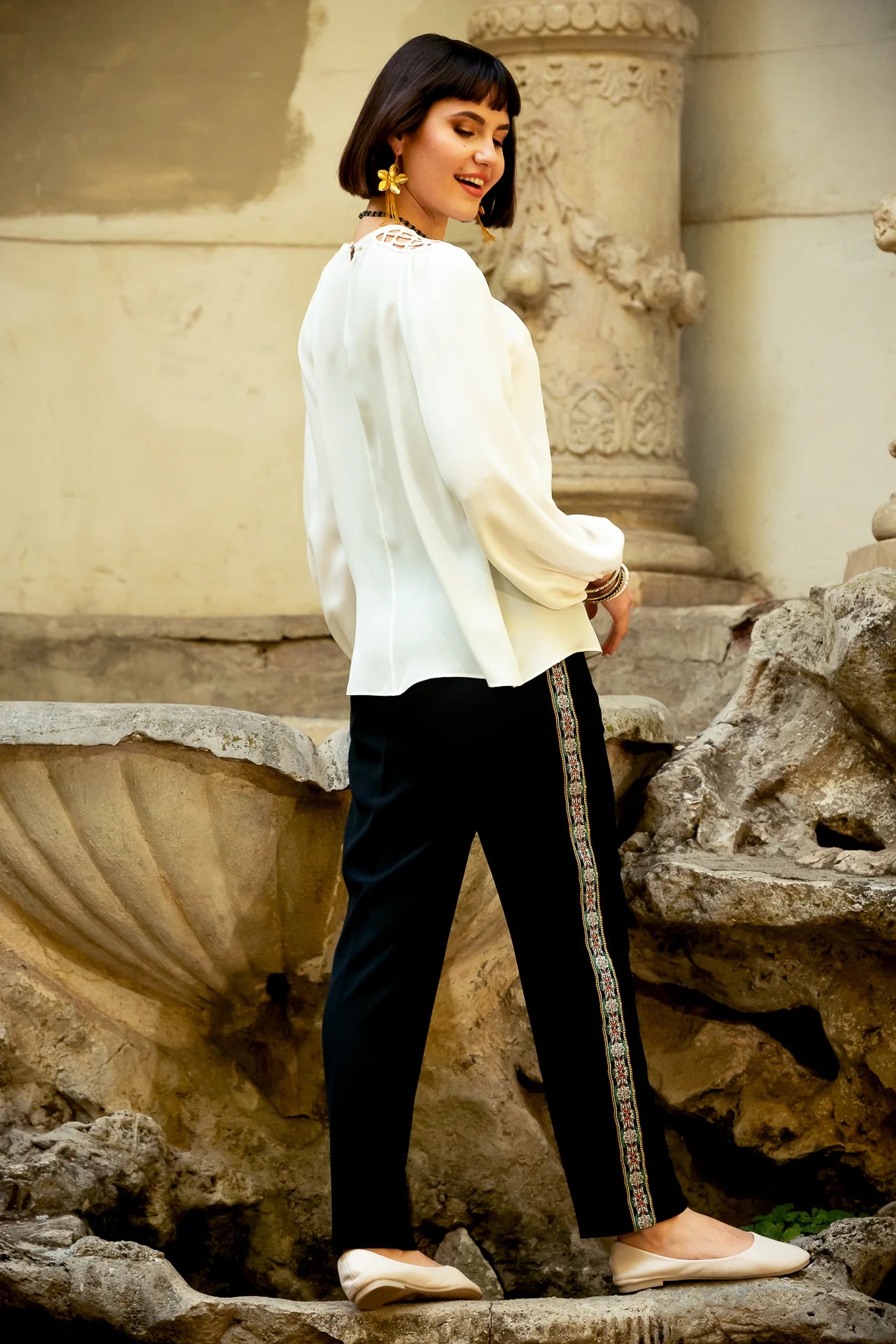 Pantaloni Conici din Stofa Neagra cu Banda Laterala din Jacquard Floral