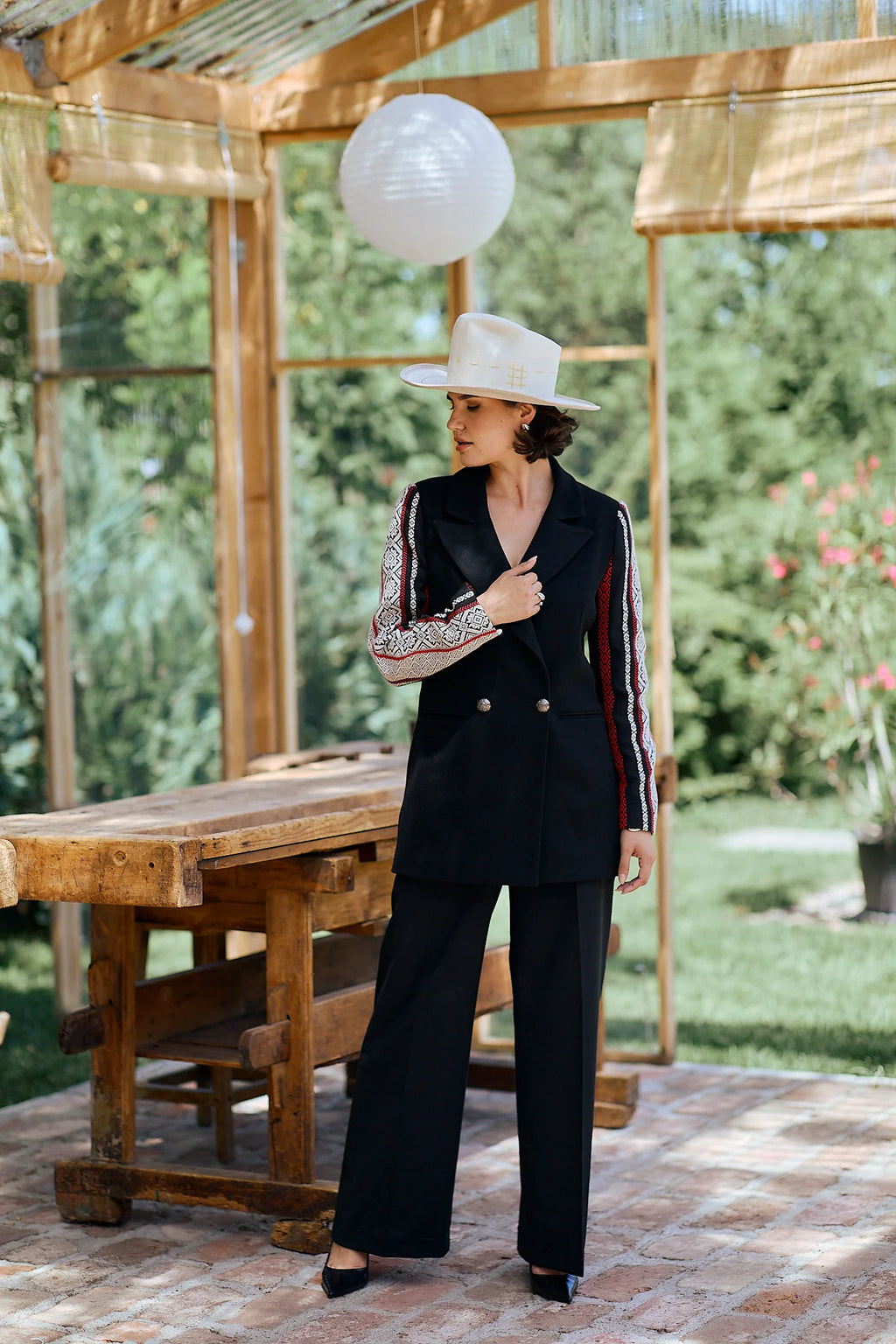 Jacheta neagra din lana cu jacquard etnic tesut