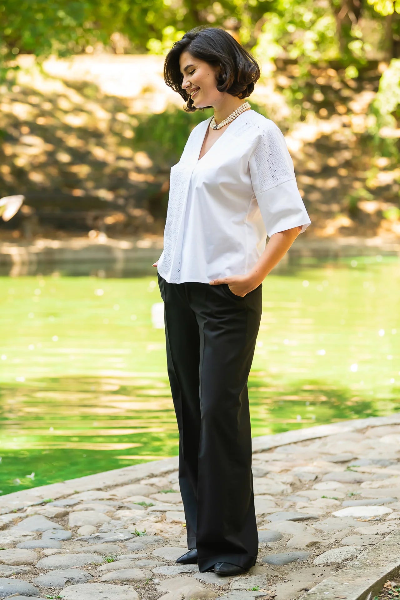 Bluza chimono alba cu broderie asimetrica