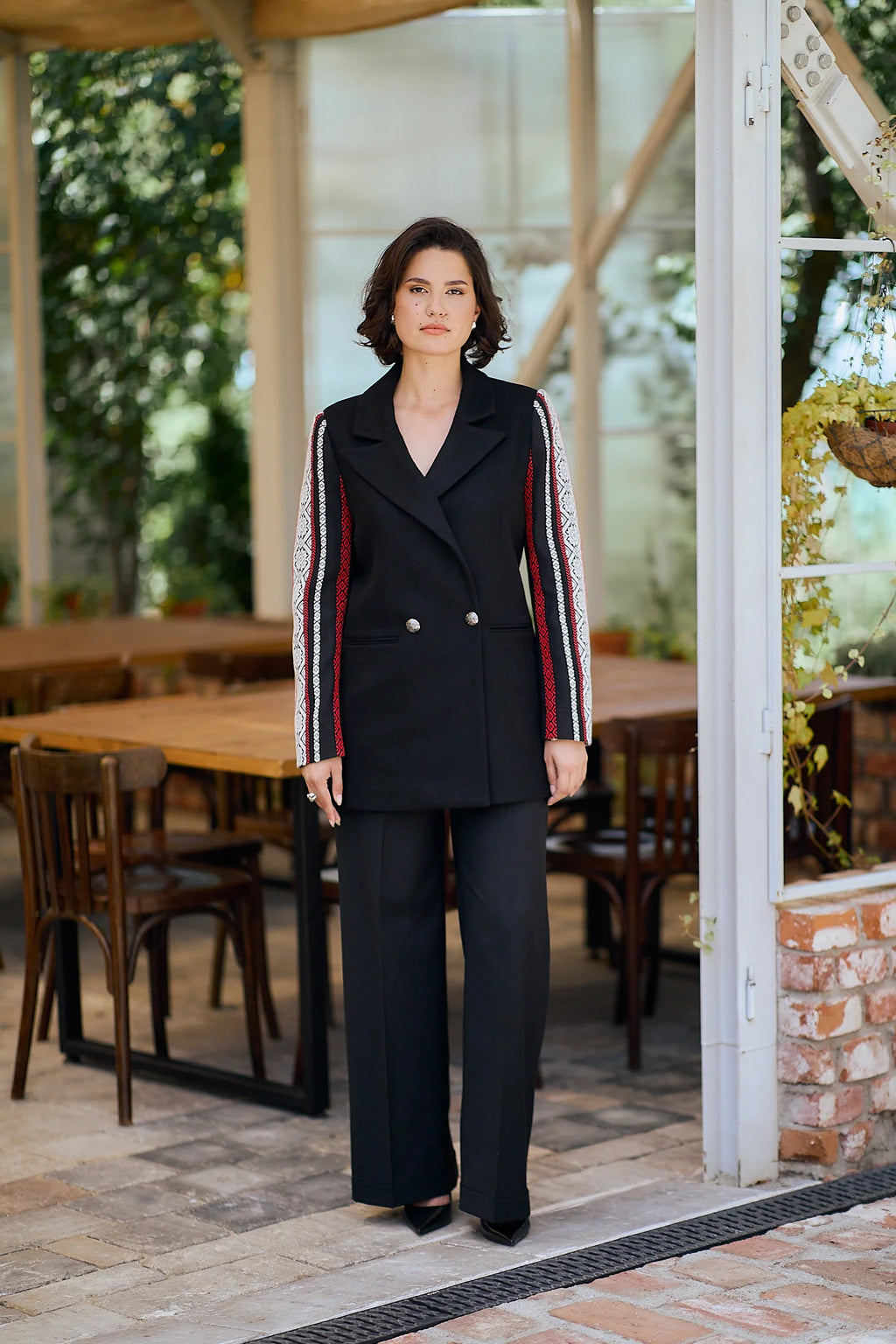 Jacheta neagra din lana cu jacquard etnic tesut