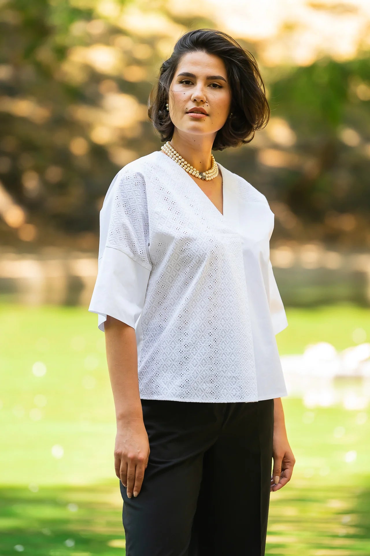 Bluza chimono alba cu broderie asimetrica