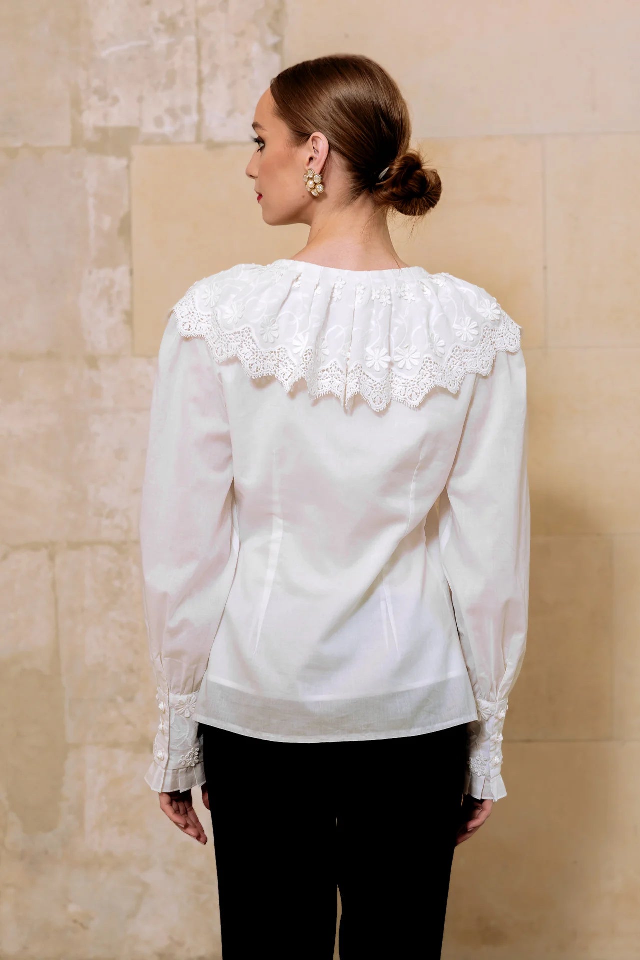 Camasa alba cu guler si broderie tridimensionala