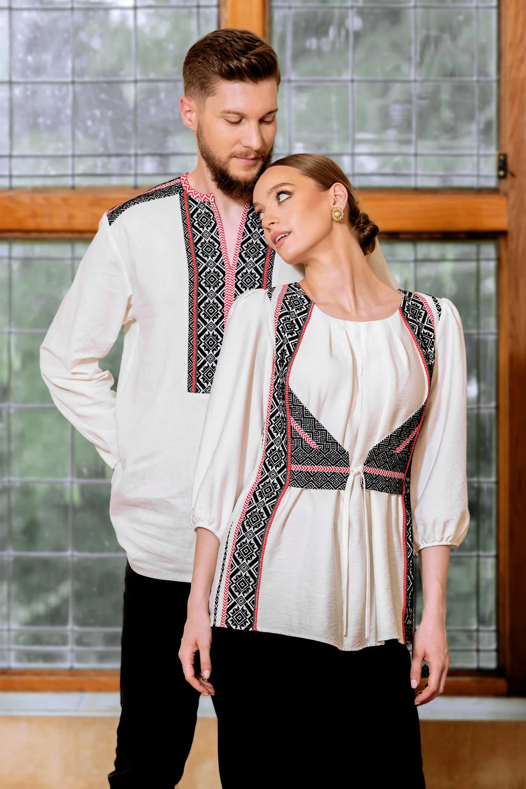 Bluza alba cu pieptar tesut negru