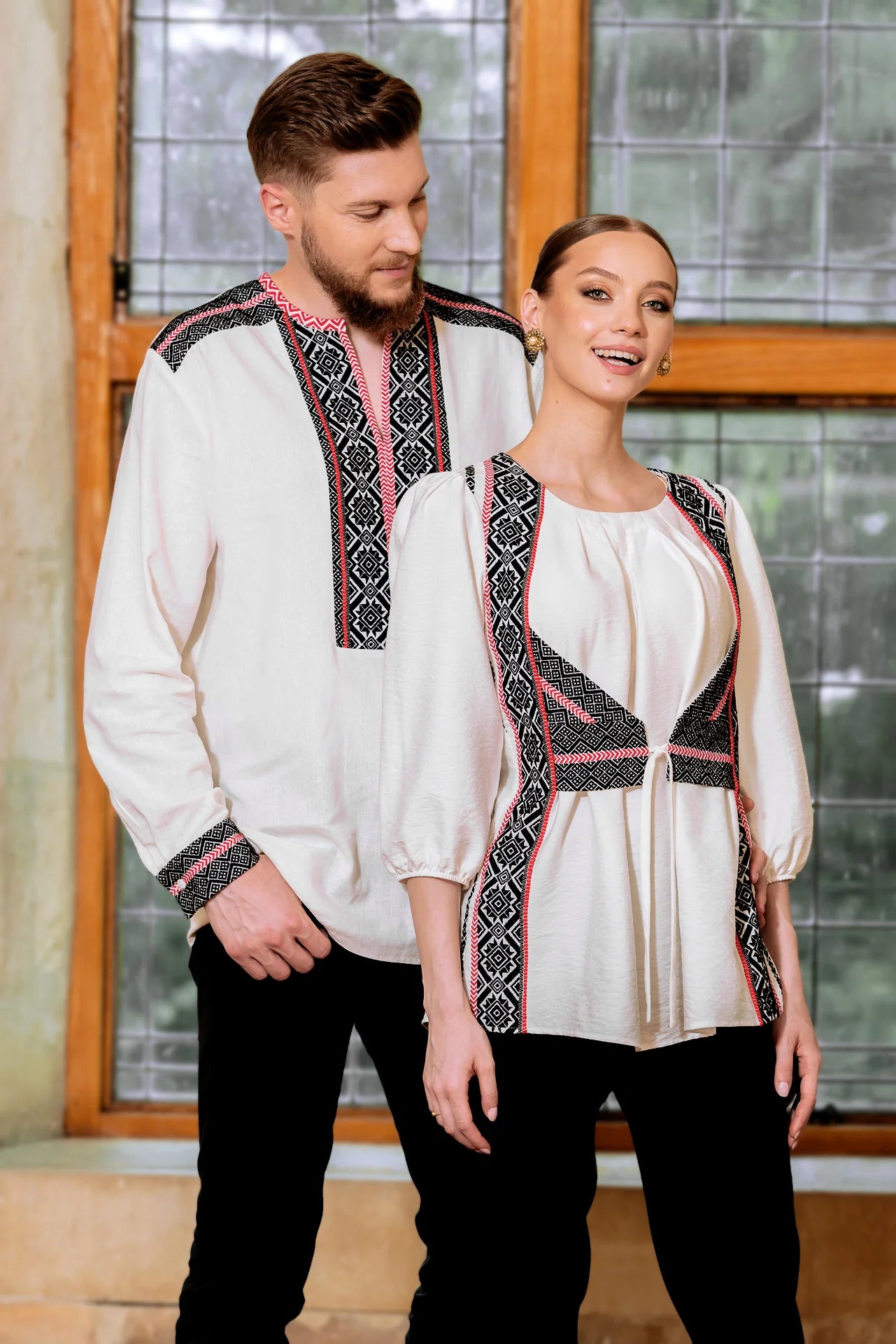 Bluza alba cu pieptar tesut negru