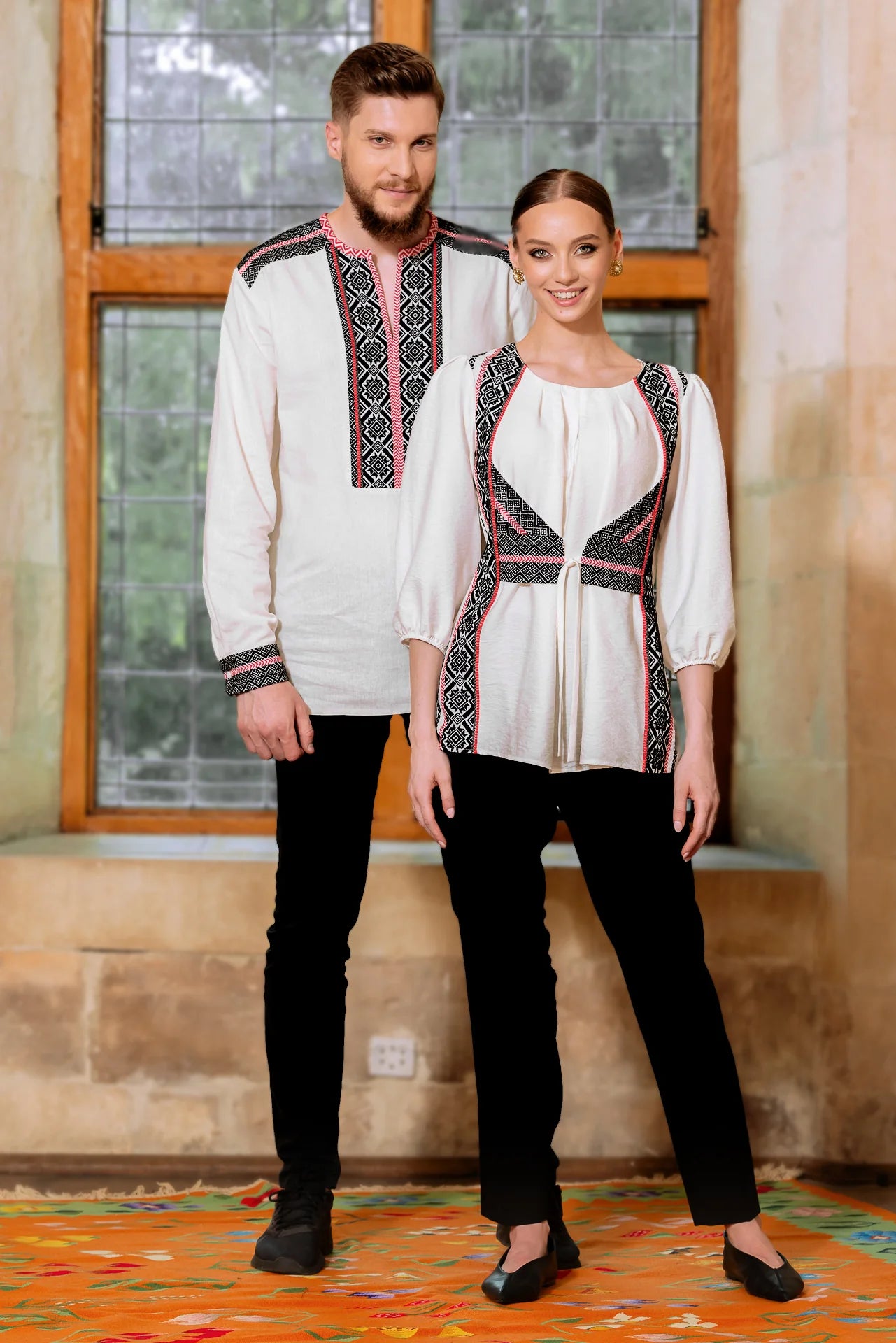 Bluza alba cu pieptar tesut negru