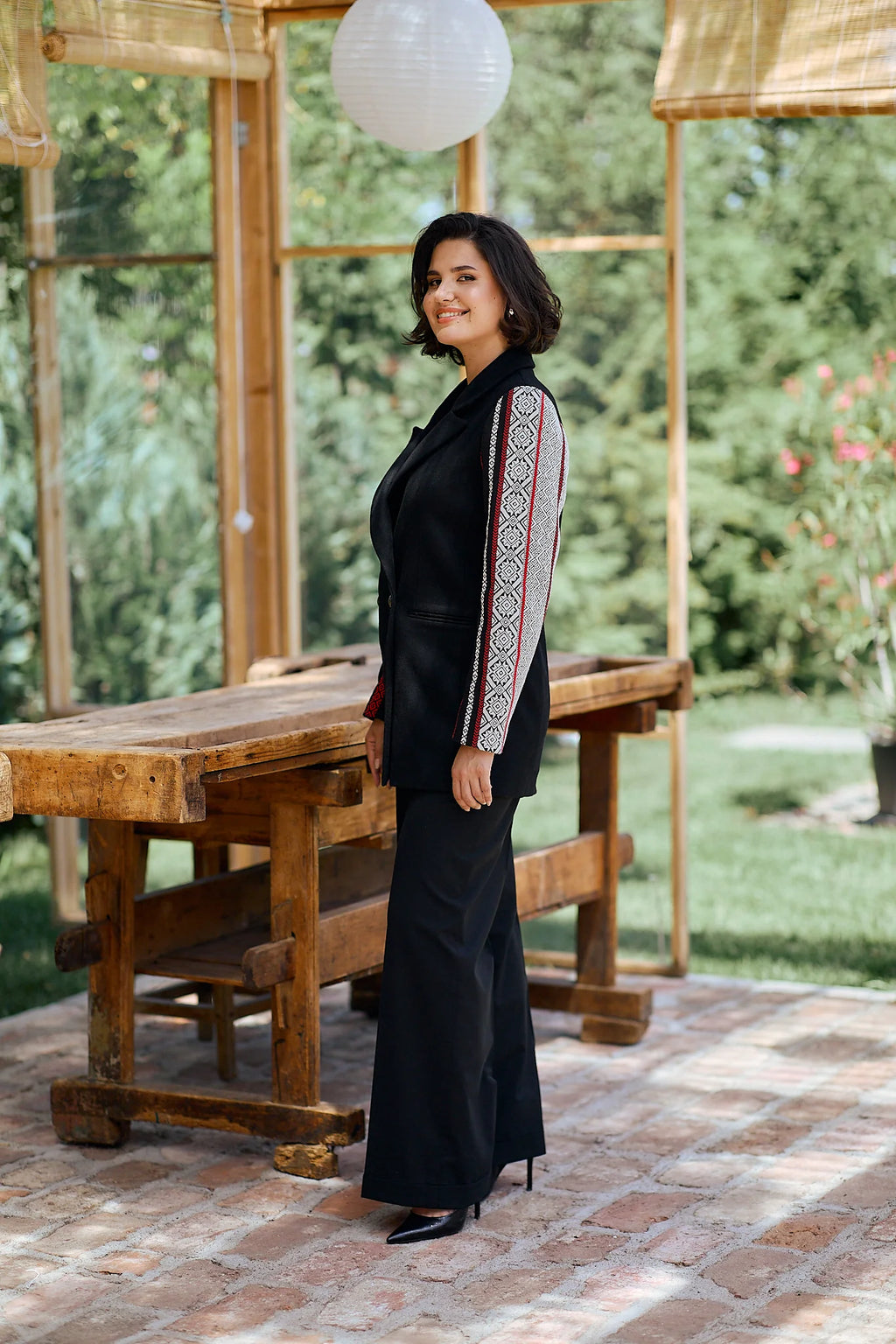 Jacheta neagra din lana cu jacquard etnic tesut