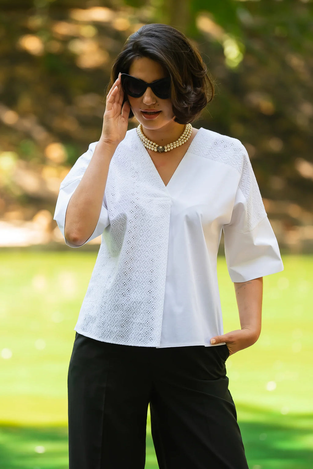 Bluza chimono alba cu broderie asimetrica