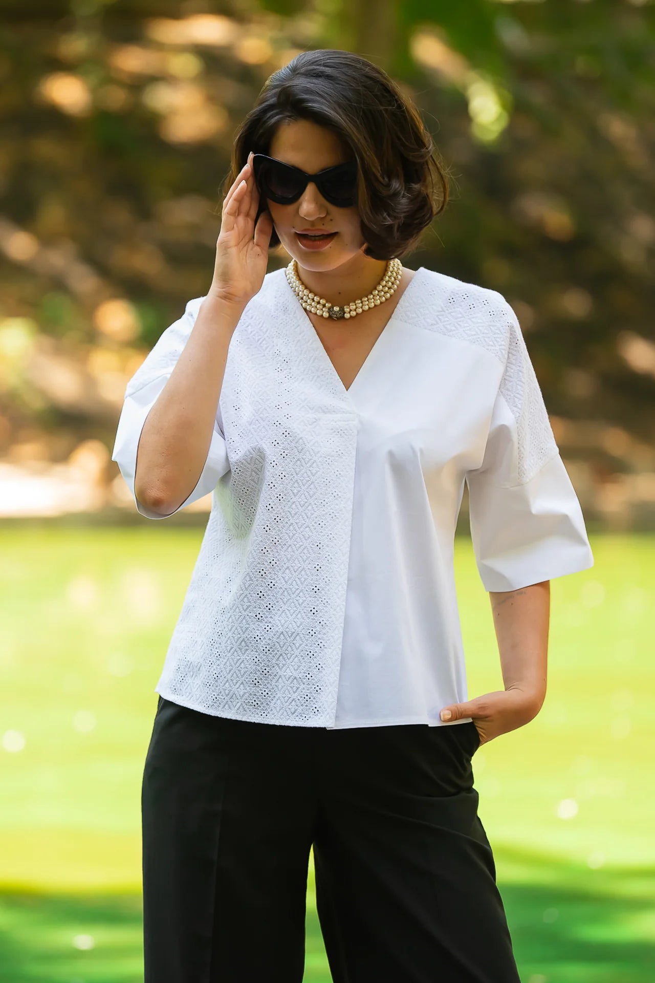 Bluza chimono alba cu broderie asimetrica