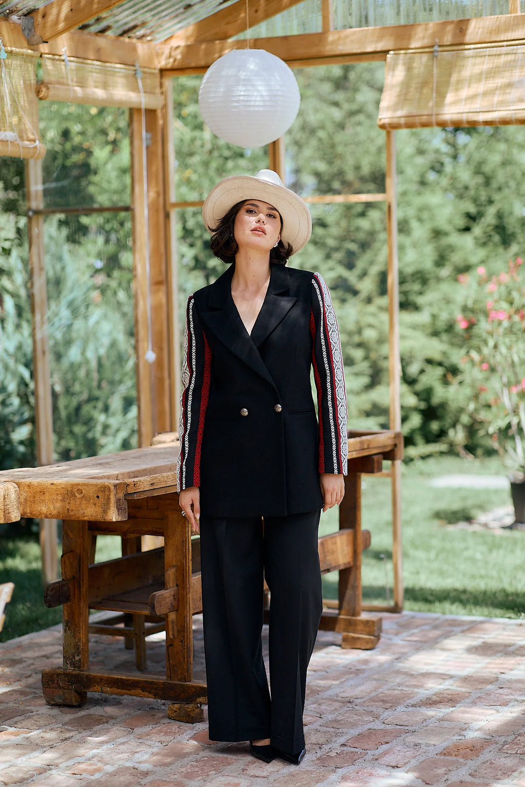 Jacheta neagra din lana cu jacquard etnic tesut