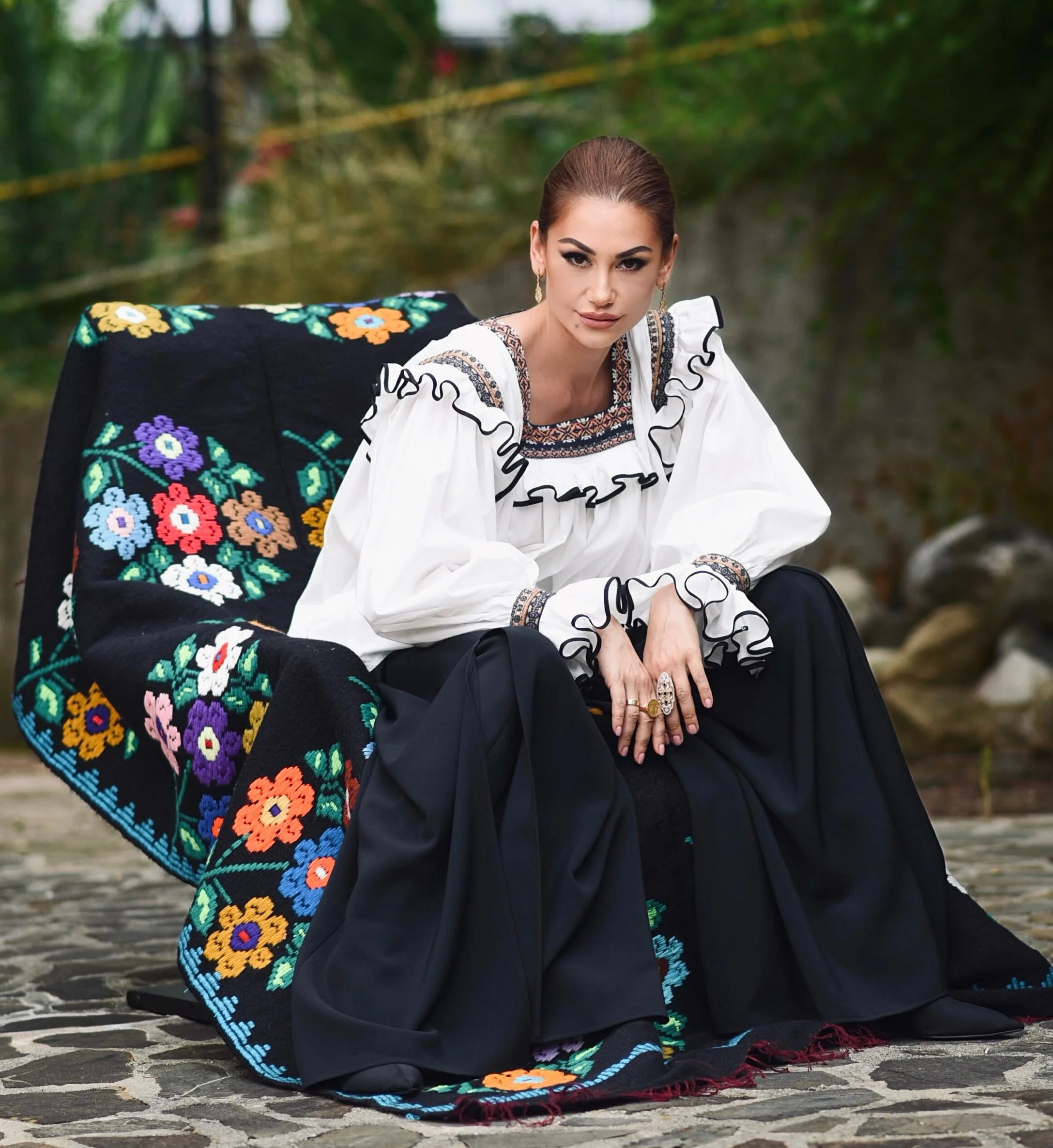 Pantaloni Lungi din Stofa Neagra cu Croiala Ampla si Slituri Frontale