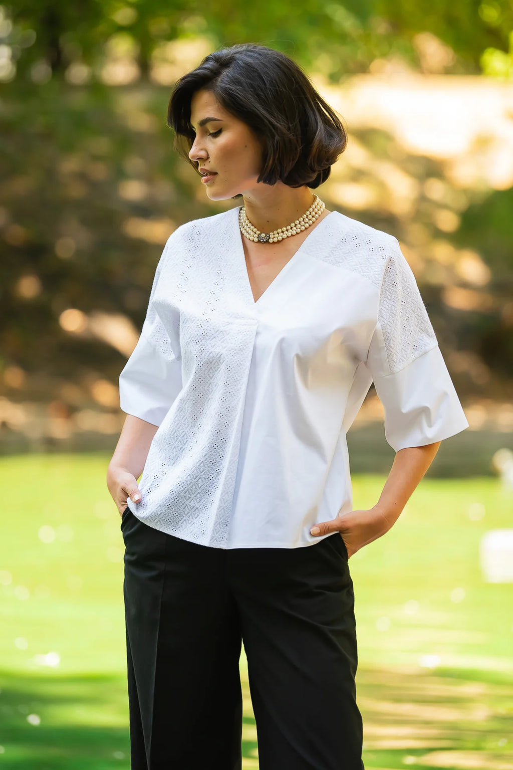 Bluza chimono alba cu broderie asimetrica