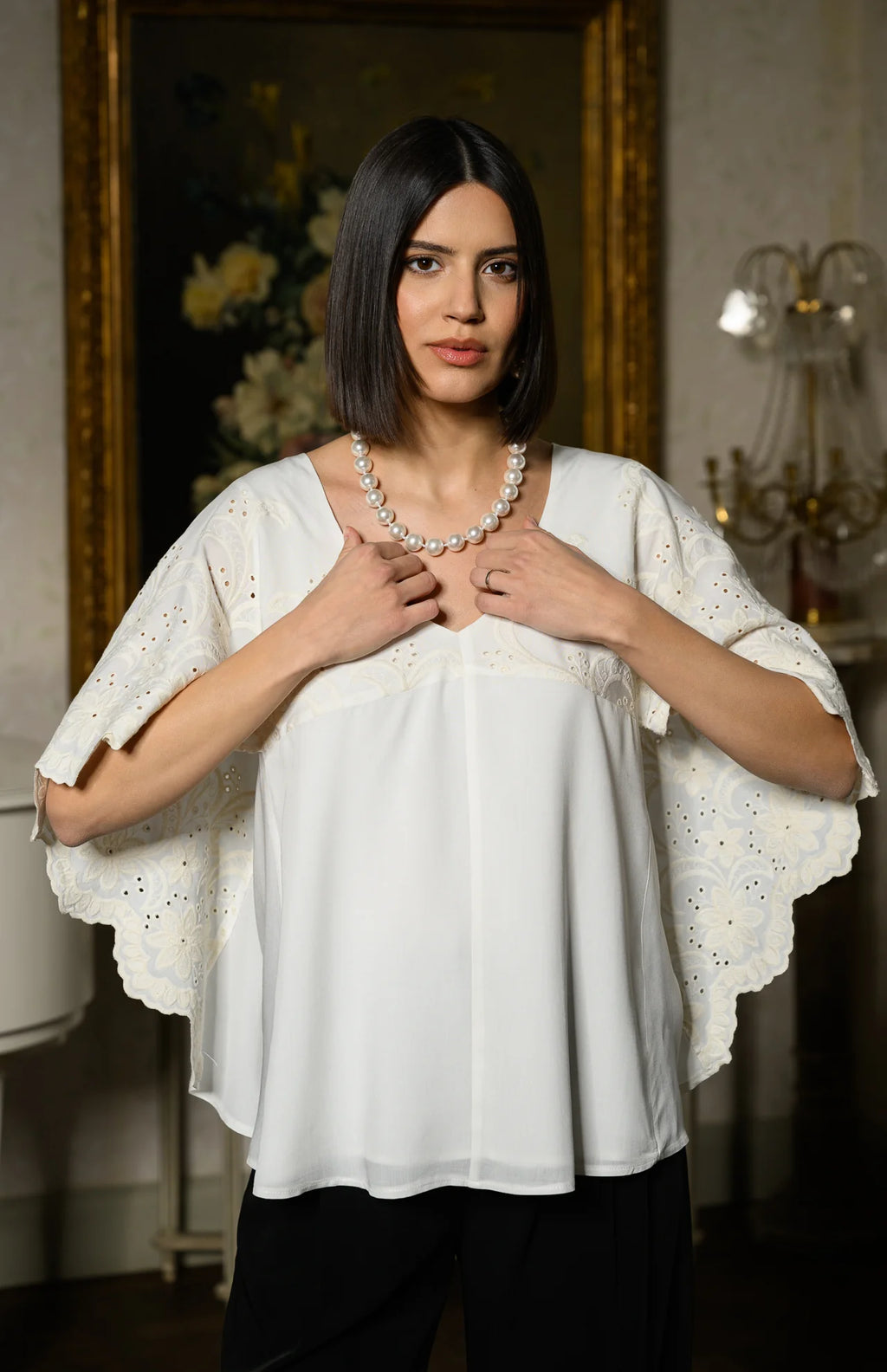 Bluză albă stil capă cu broderie florală