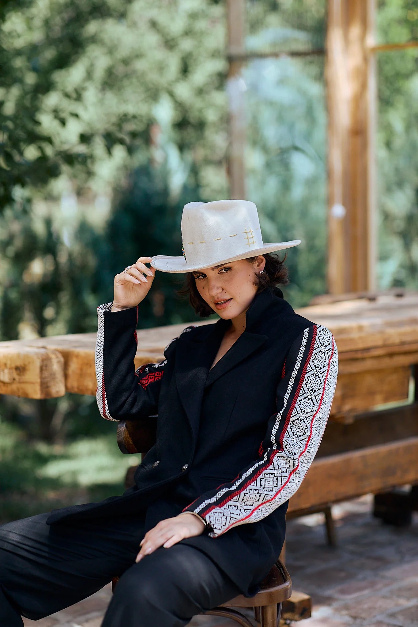 Jacheta neagra din lana cu jacquard etnic tesut
