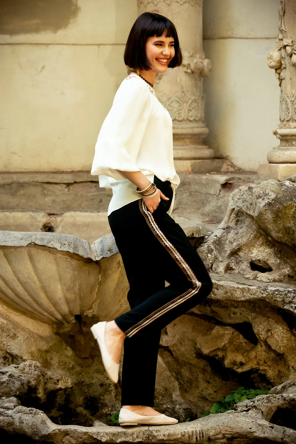 Pantaloni Conici din Stofa Neagra cu Banda Laterala din Jacquard Geometric