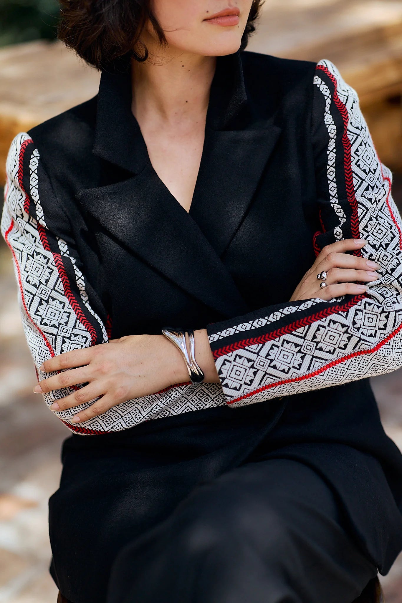 Jacheta neagra din lana cu jacquard etnic tesut