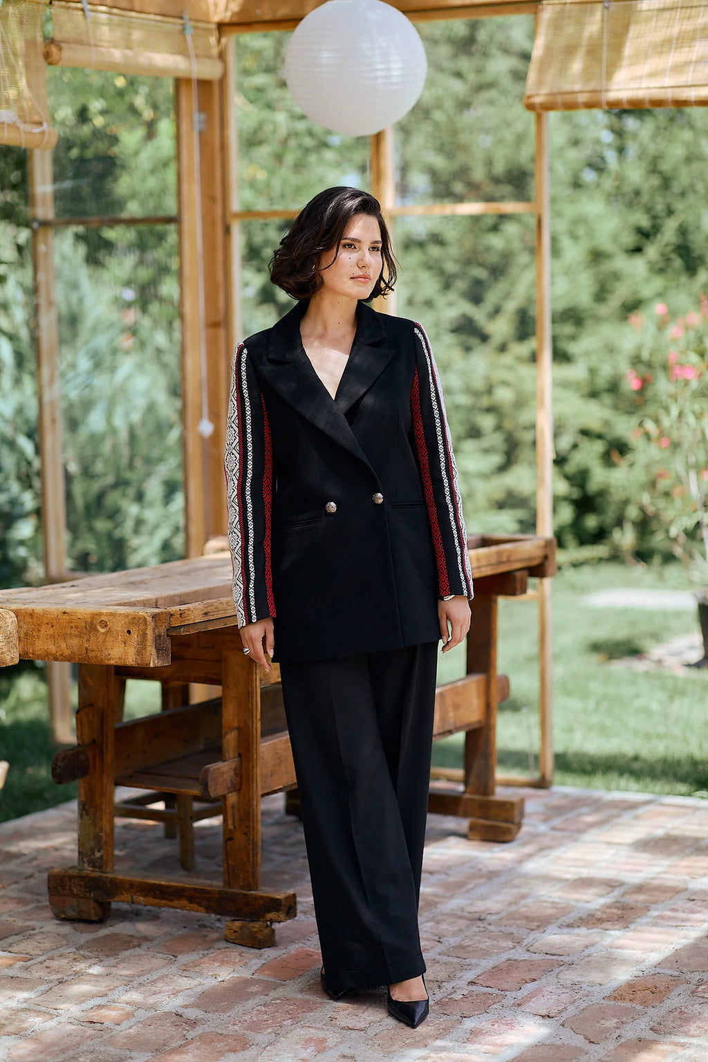 Jacheta neagra din lana cu jacquard etnic tesut