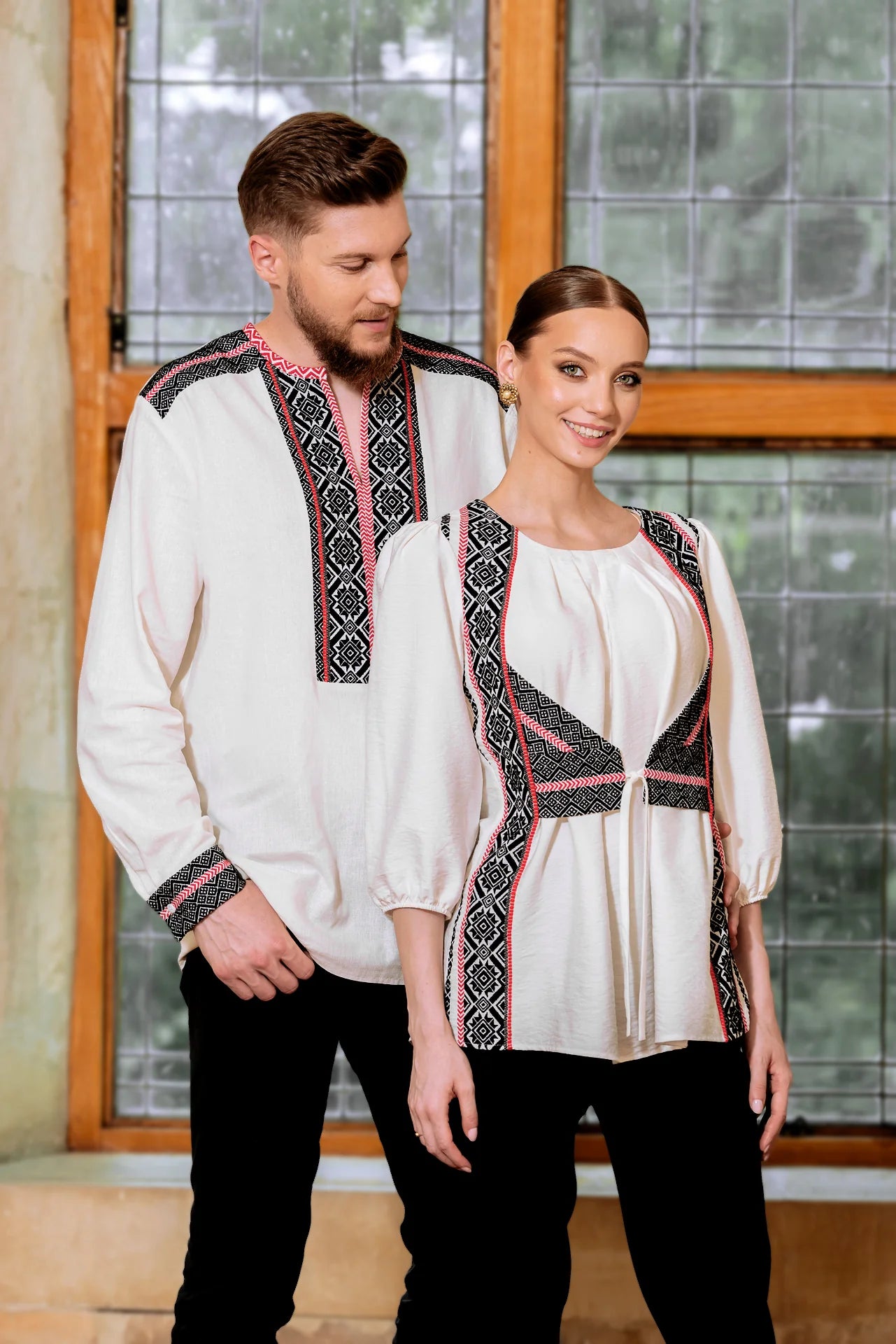 Bluza alba cu pieptar tesut negru