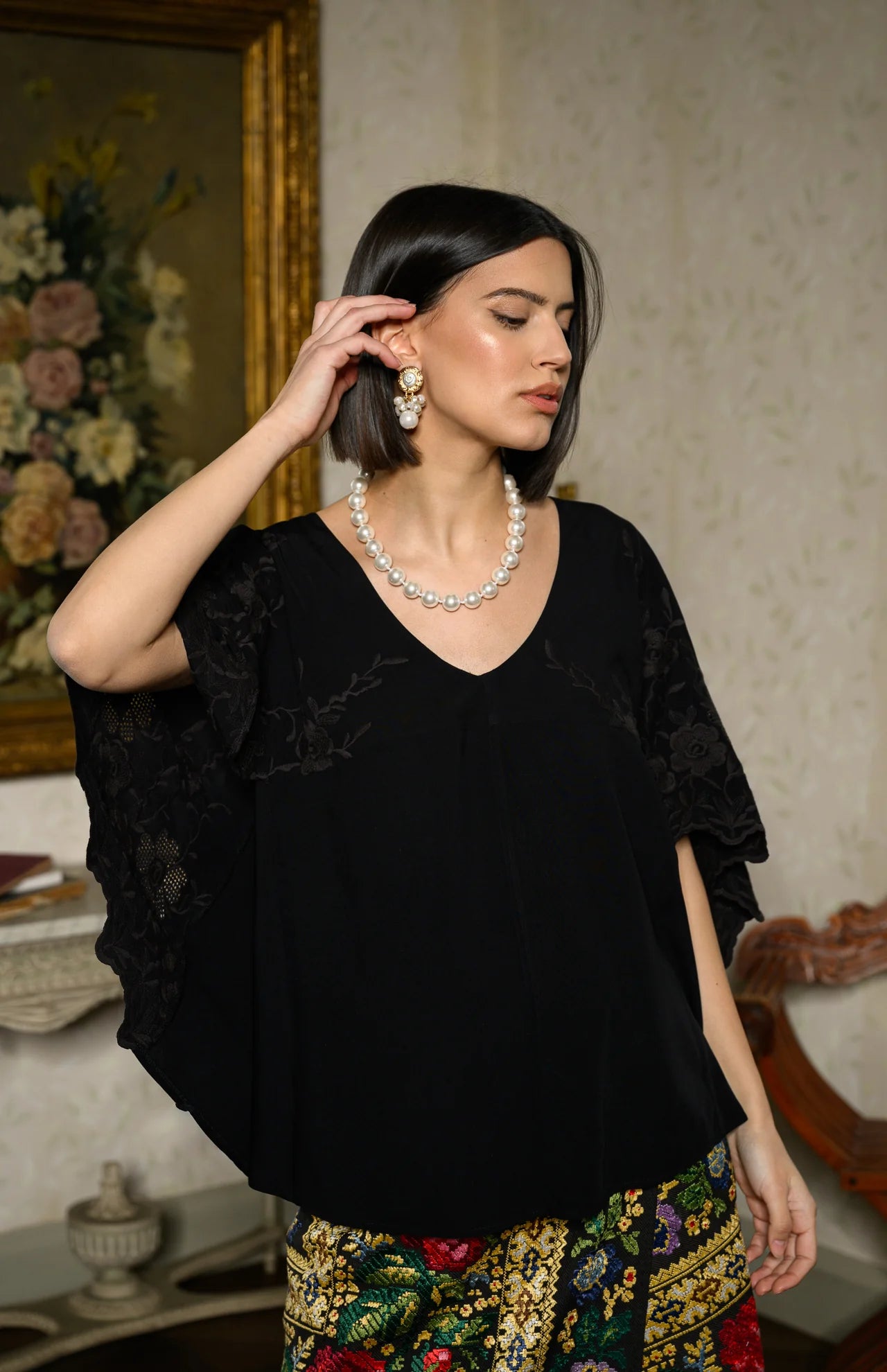 Bluză neagră stil capă cu broderie florală