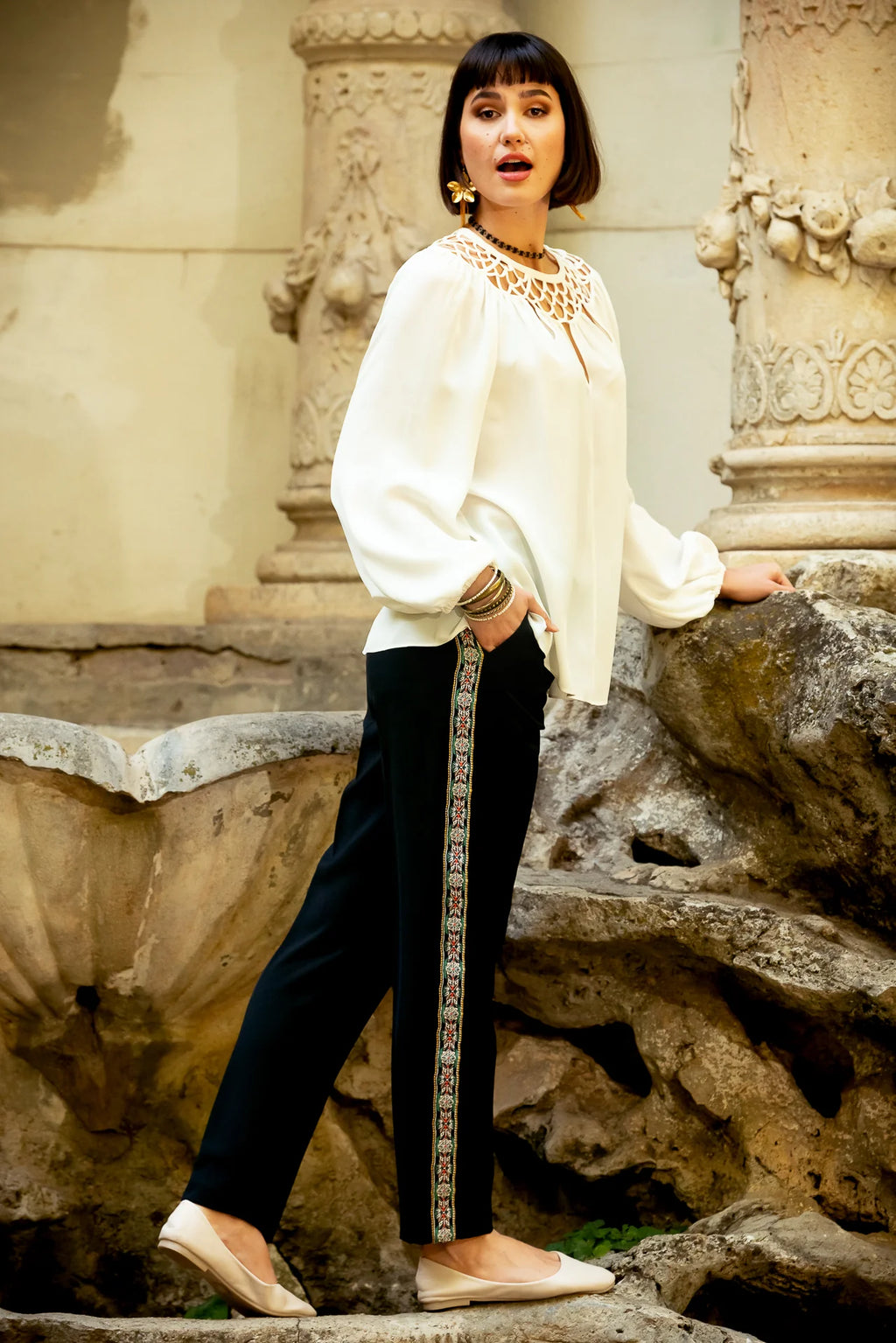 Pantaloni Conici din Stofa Neagra cu Banda Laterala din Jacquard Floral