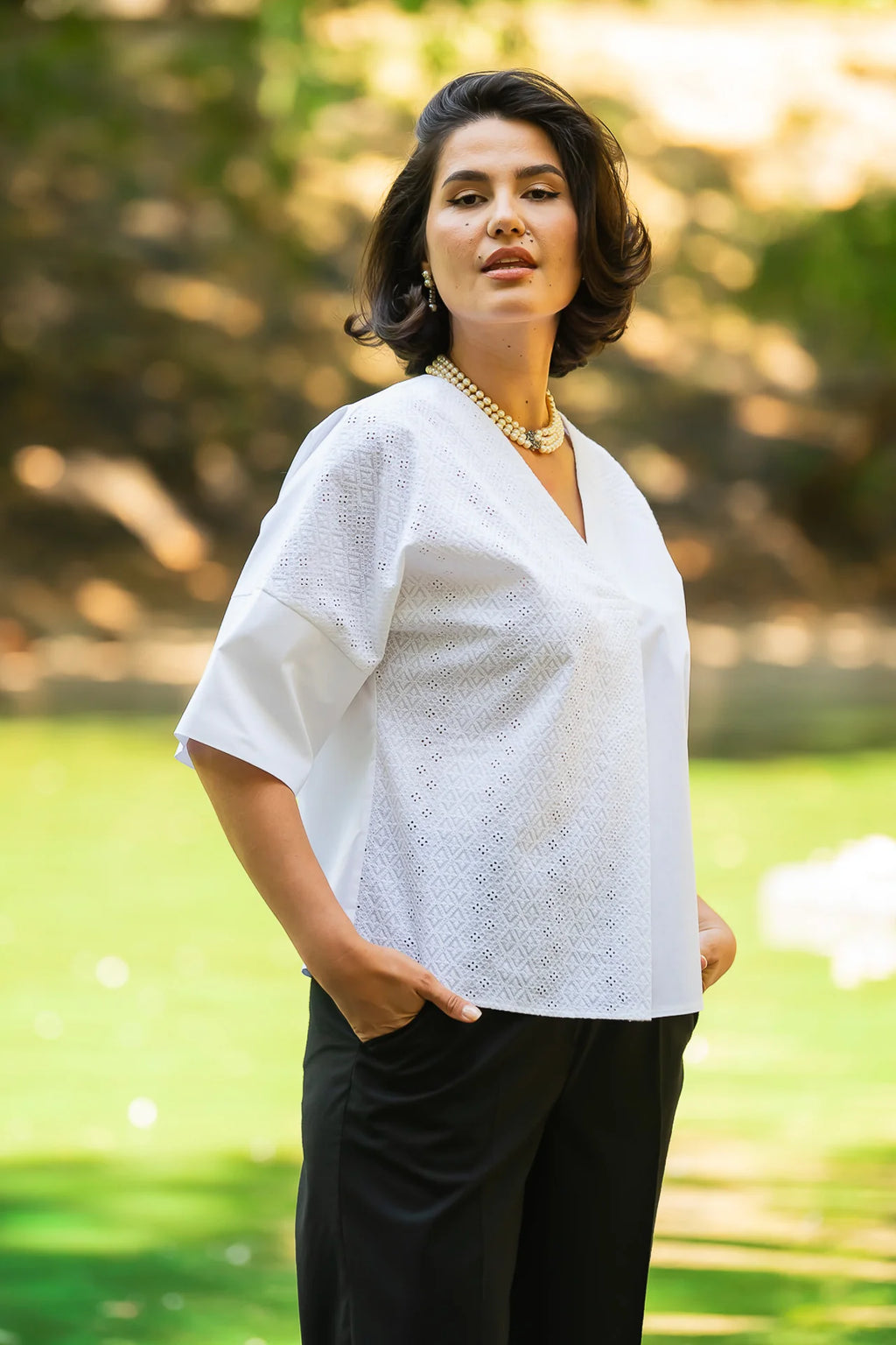 Bluza chimono alba cu broderie asimetrica