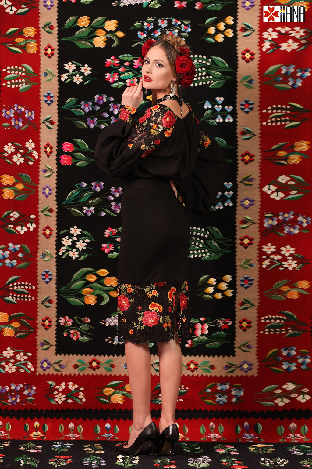 Fusta Dreapta Midi Folcloric Brodata cu Trandafiri Neagra