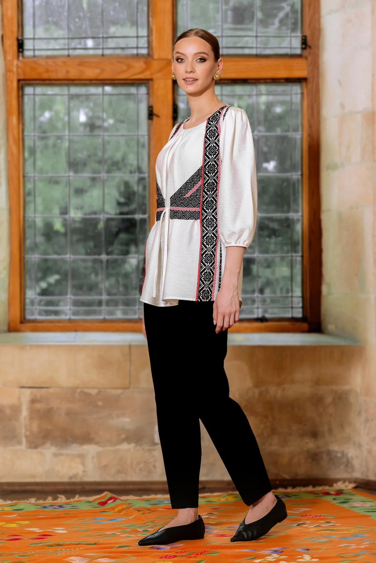 Bluza alba cu pieptar tesut negru