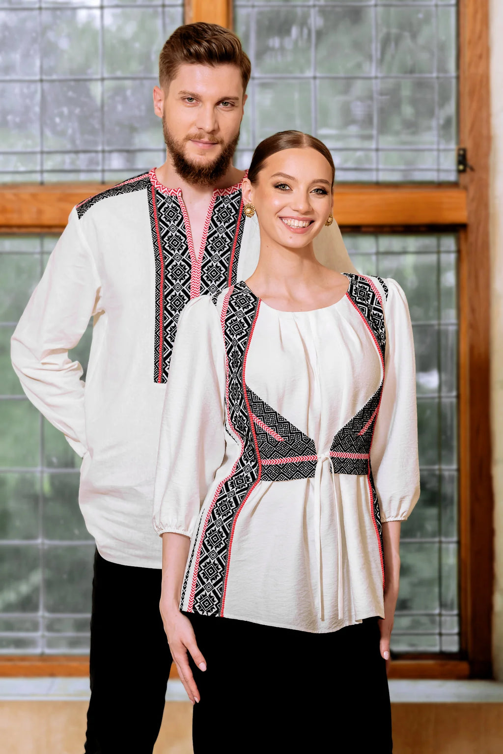 Bluza alba cu pieptar tesut negru
