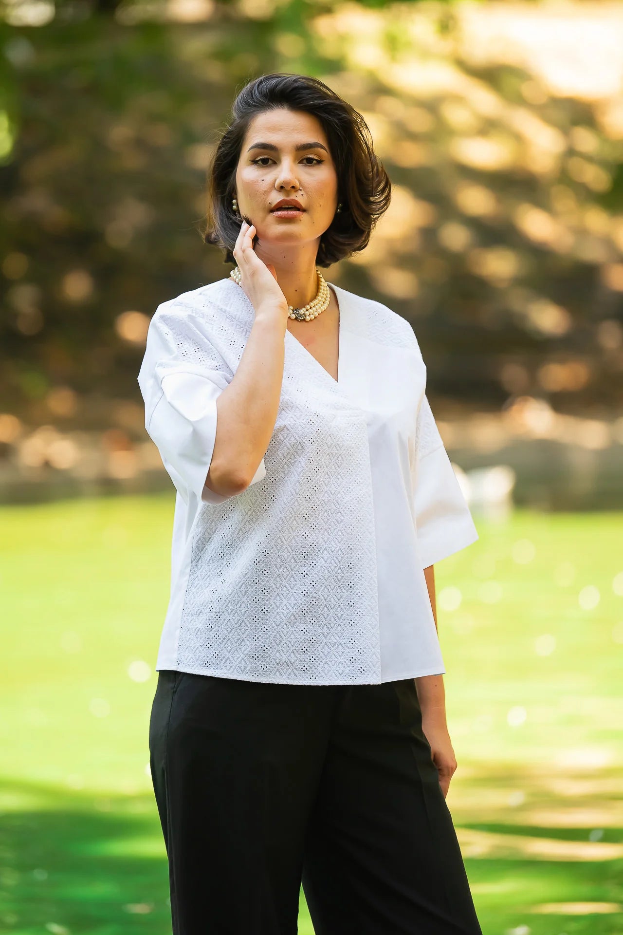 Bluza chimono alba cu broderie asimetrica