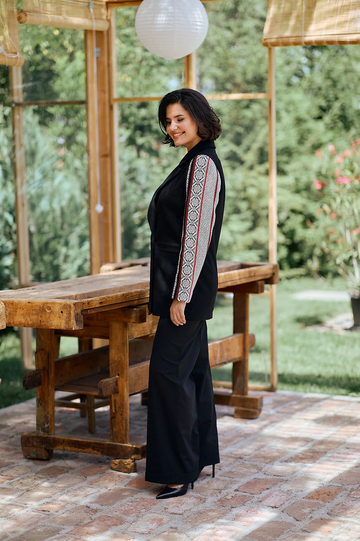 Jacheta neagra din lana cu jacquard etnic tesut