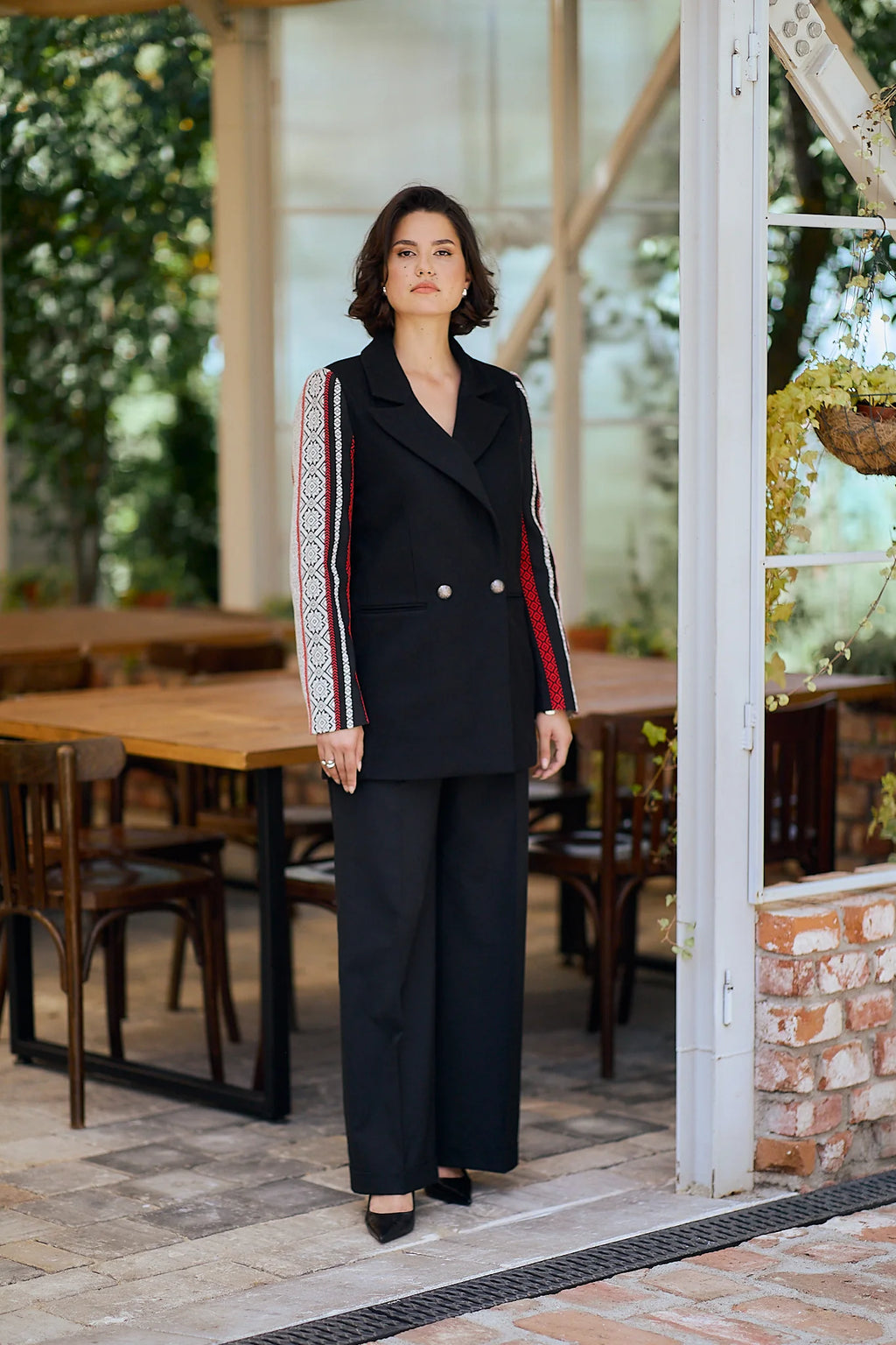 Jacheta neagra din lana cu jacquard etnic tesut