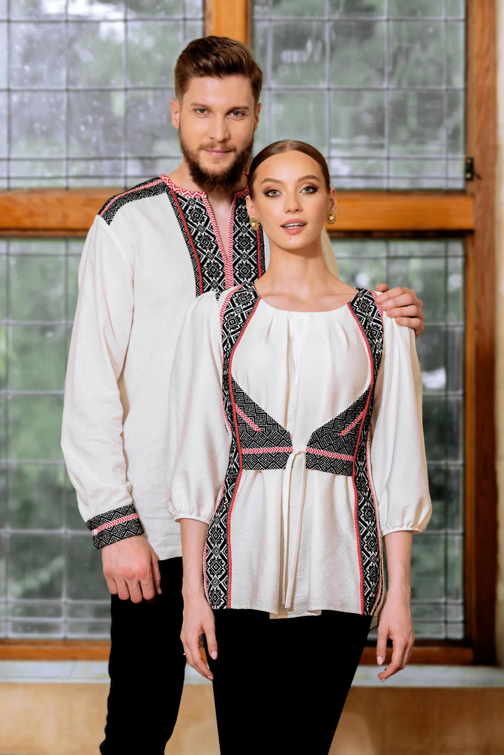 Bluza alba cu pieptar tesut negru