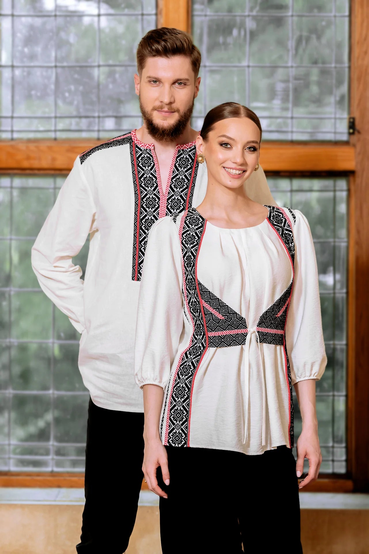 Bluza alba cu pieptar tesut negru