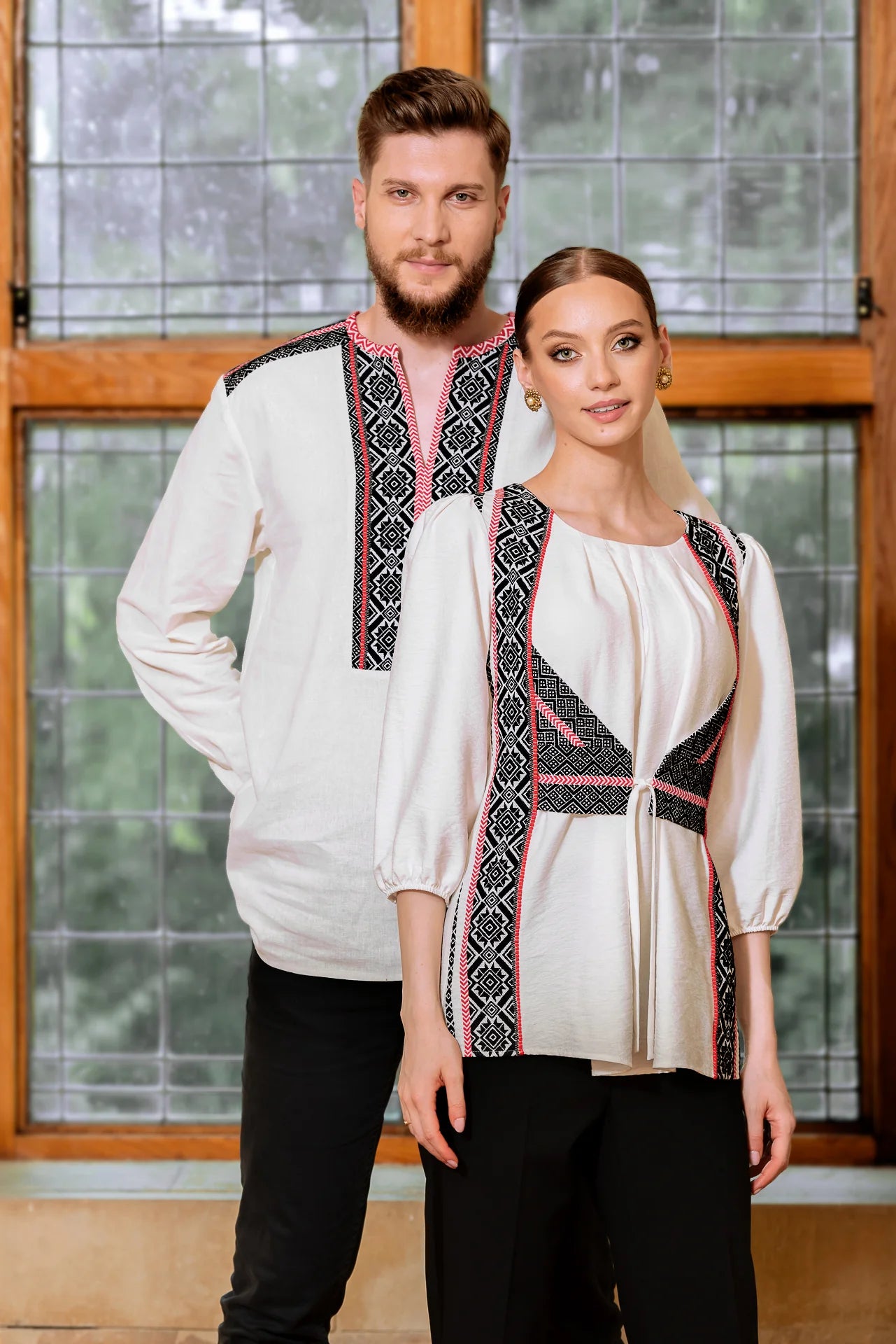 Bluza alba cu pieptar tesut negru