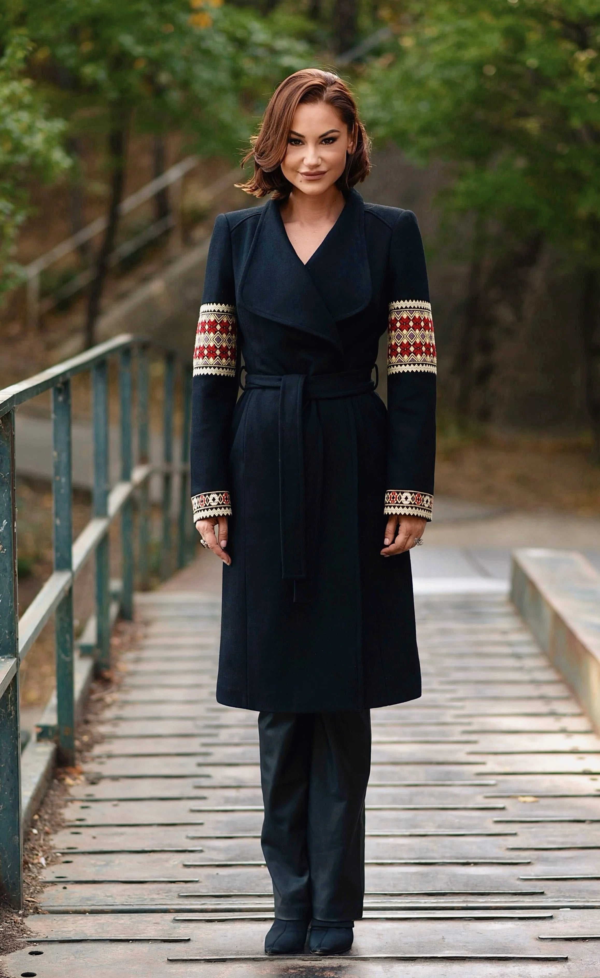 Palton Midi Negru cu Motive Traditionale