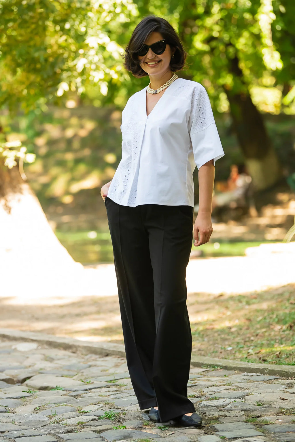 Bluza chimono alba cu broderie asimetrica