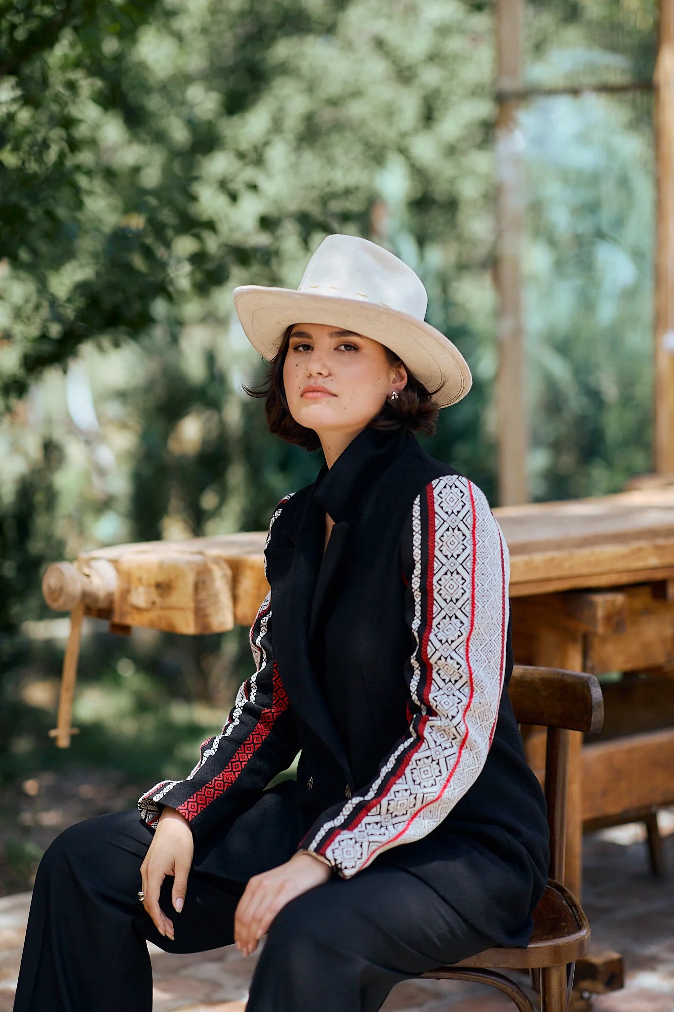 Jacheta neagra din lana cu jacquard etnic tesut